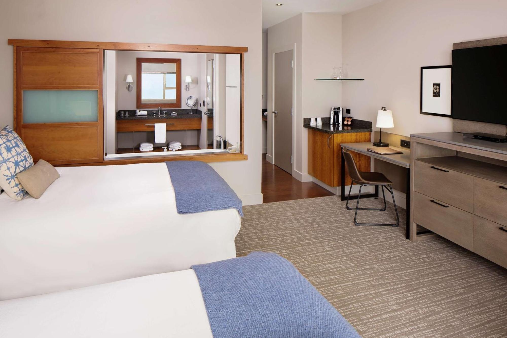 Deluxe Double Room with Two Double Beds and Bay View