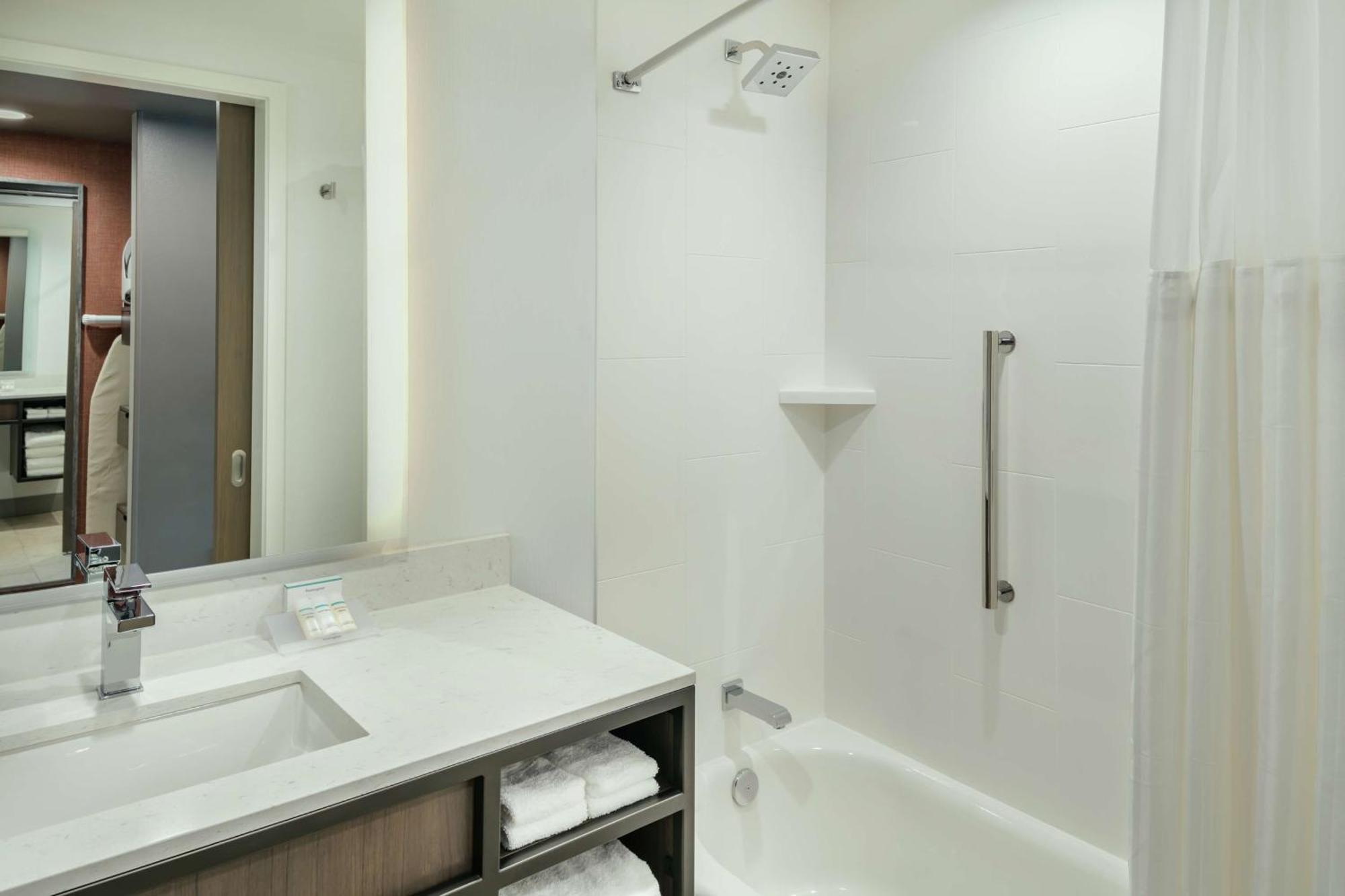 King Room with Bath Tub and River View - Mobility/Hearing Accessible
