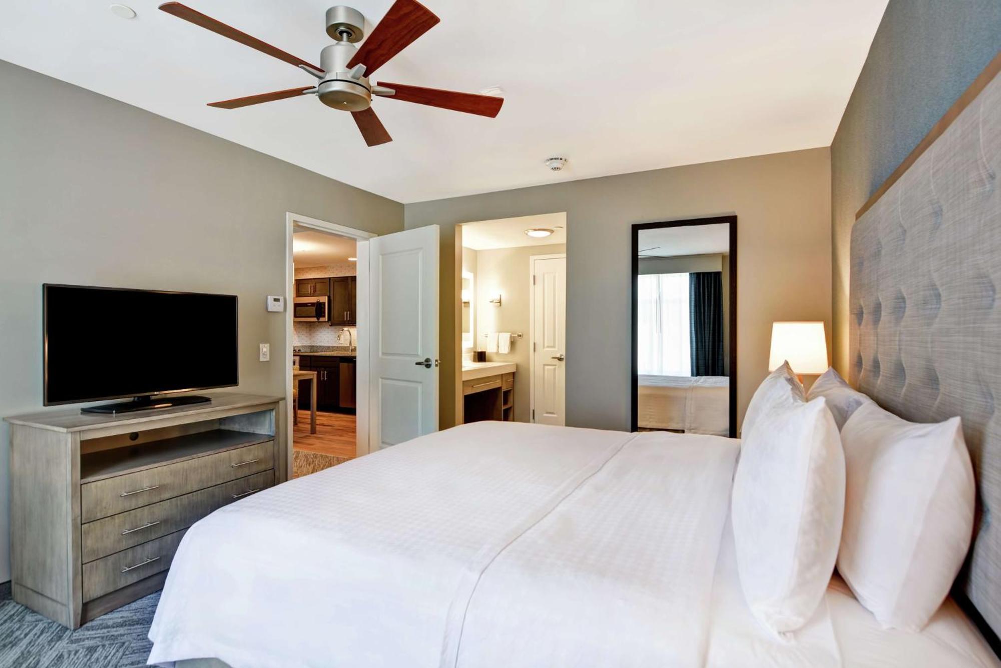 One-Bedroom King Suite - Non-Smoking