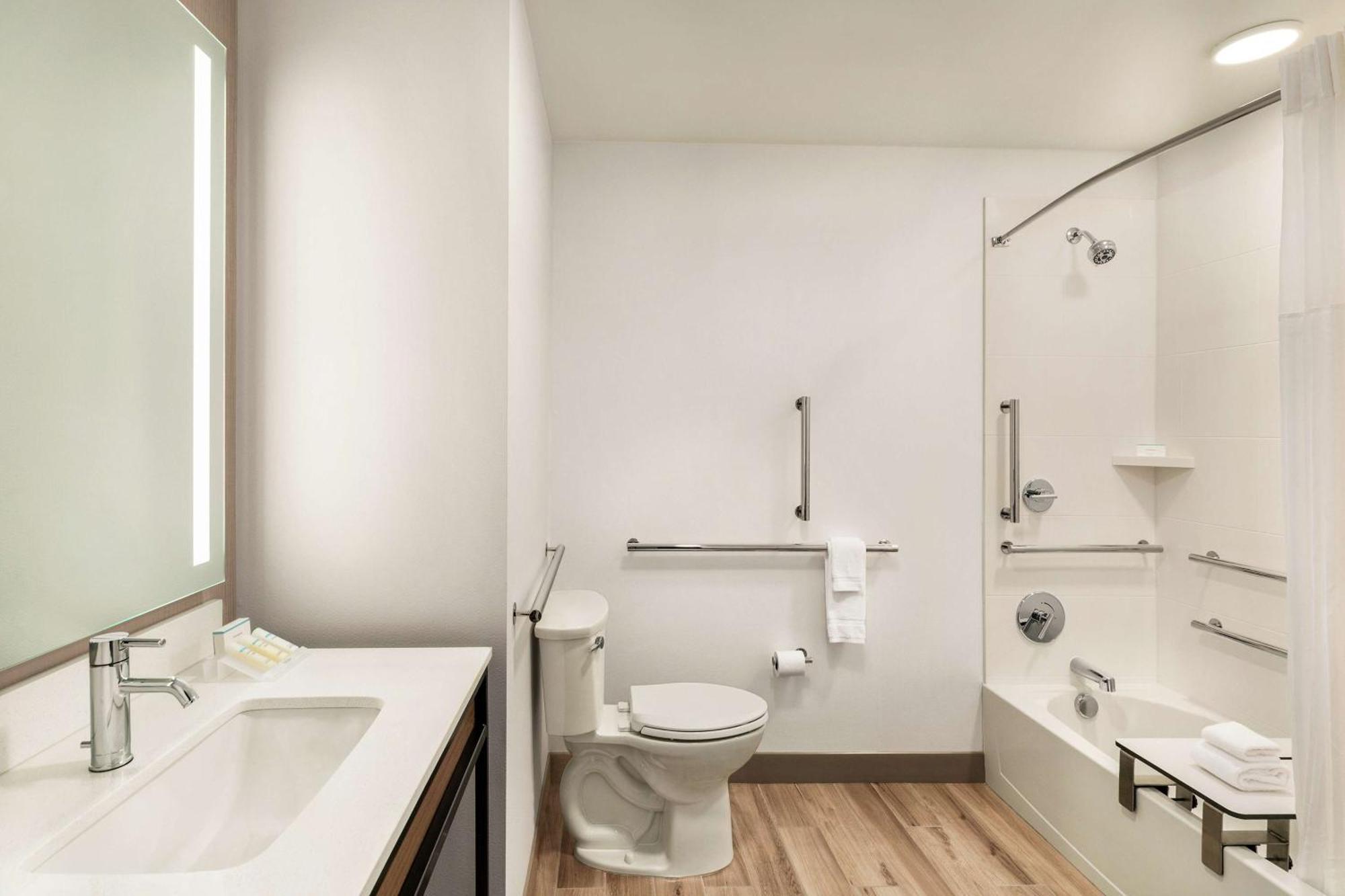 Queen Room with Two Queen Beds with Bath Tub - Mobility Accessible