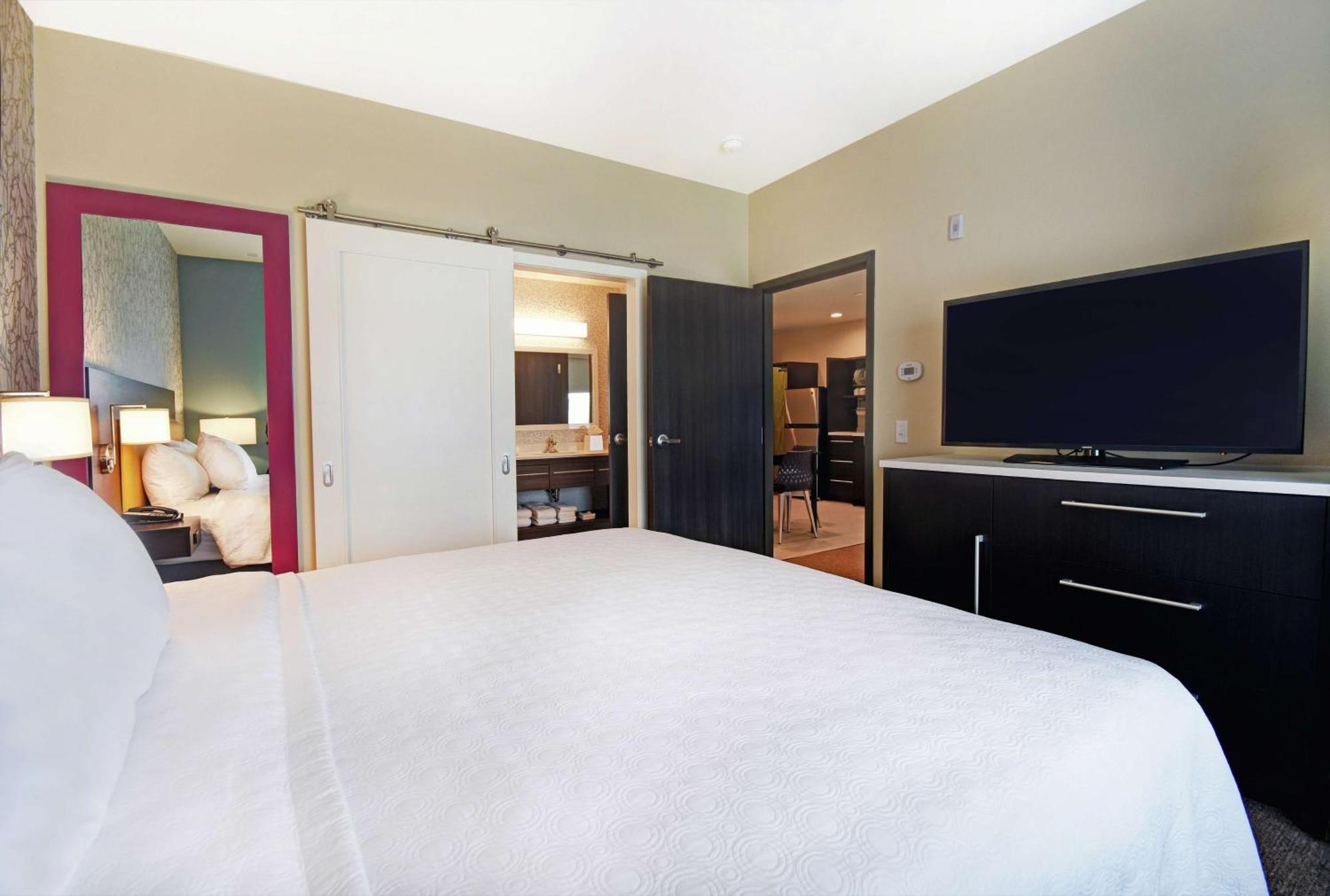 One-Bedroom King Suite - Non-Smoking