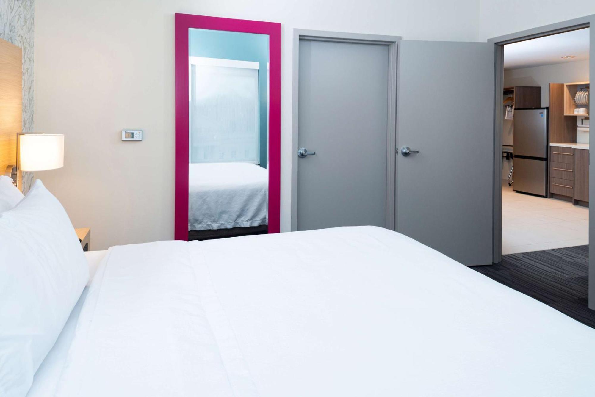 One-Bedroom King Suite - Non-Smoking