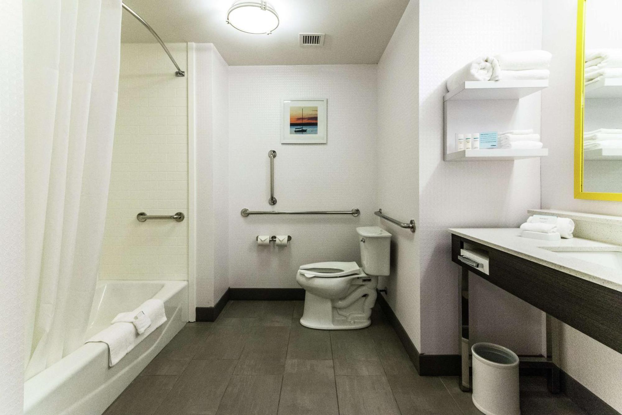 Queen Room with Bath Tub - Mobility Access/Non-Smoking