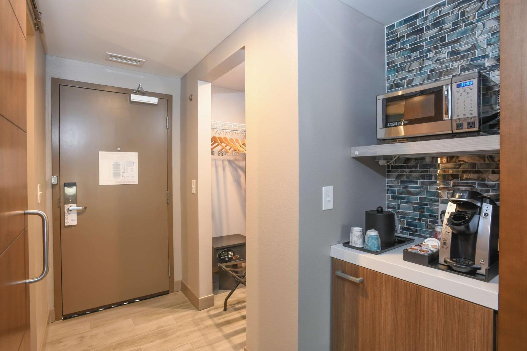 King Room with Accessible Tub - Mobility Access