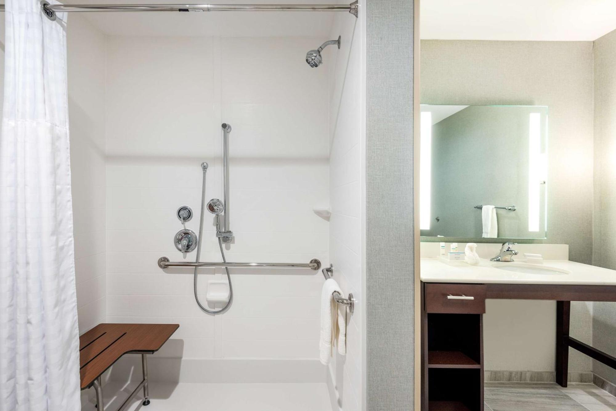 King Studio with Roll-In Shower - Disability Access/Non-Smoking