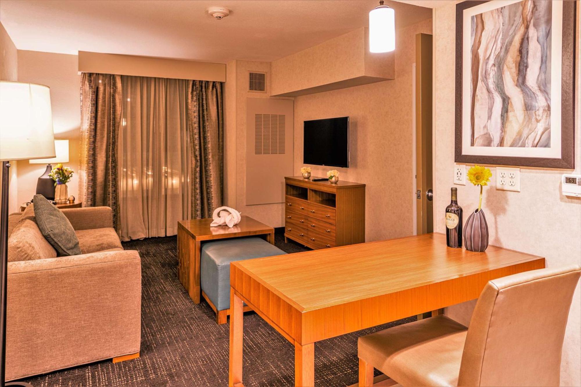 One-Bedroom King Suite - Non-Smoking