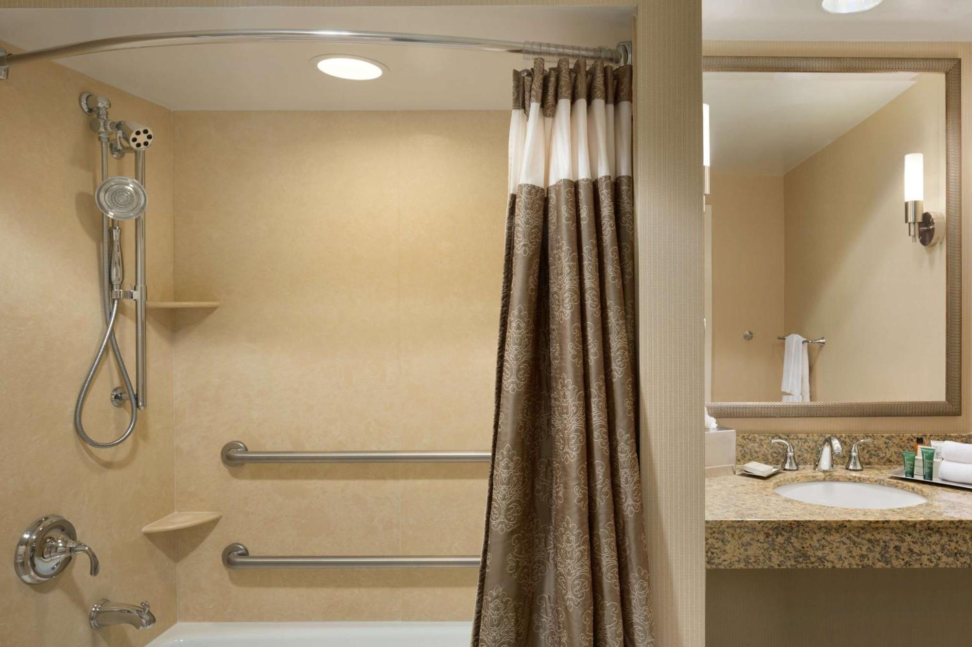 Deluxe King Room with Bath Tub - Mobility Accessible