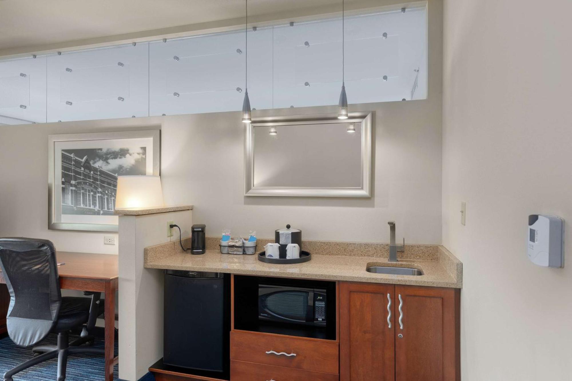 One-Bedroom King Suite - Non-Smoking