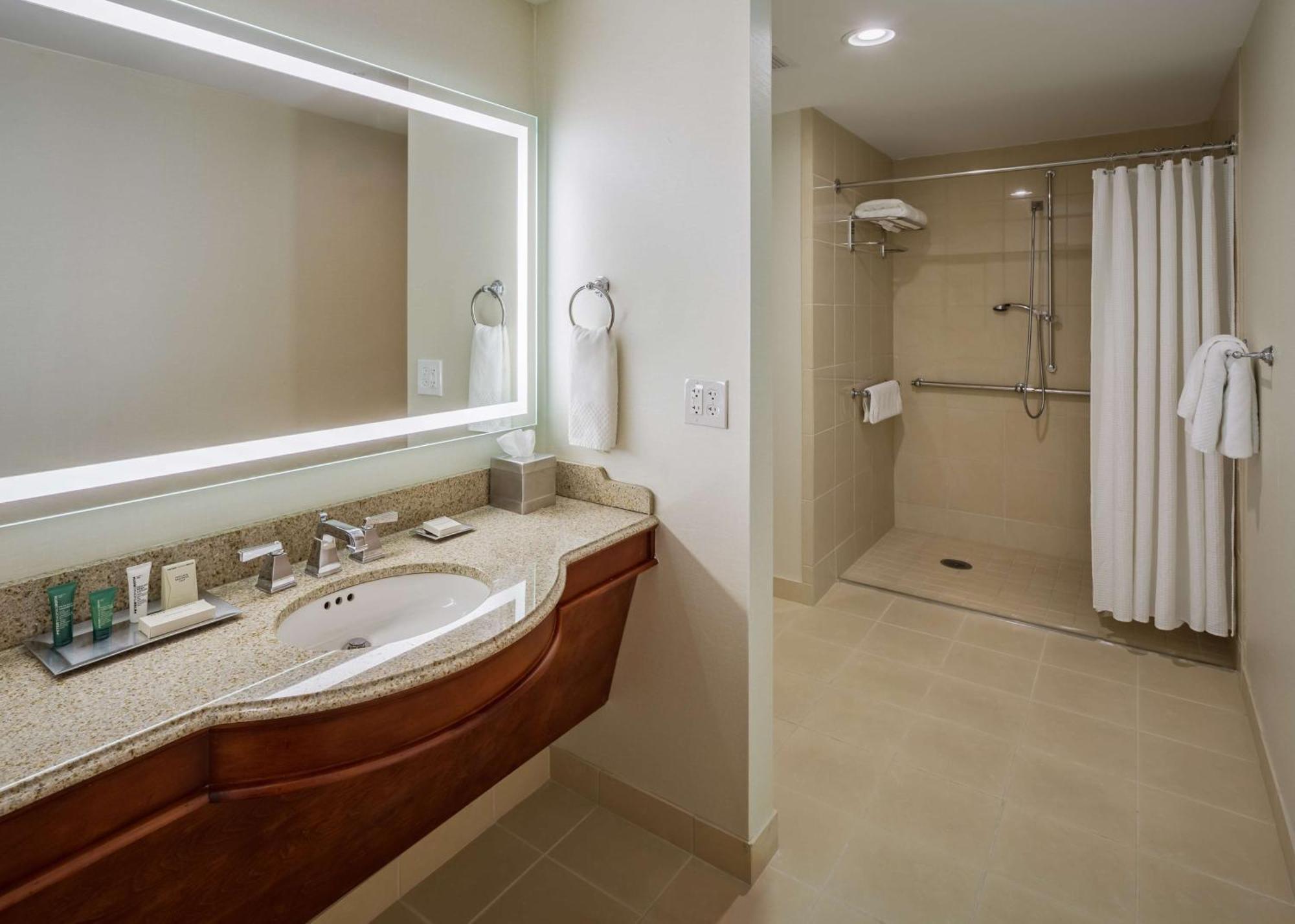 Habitación con ducha a ras de suelo, adaptada para personas de movilidad reducida - Cama extragrande