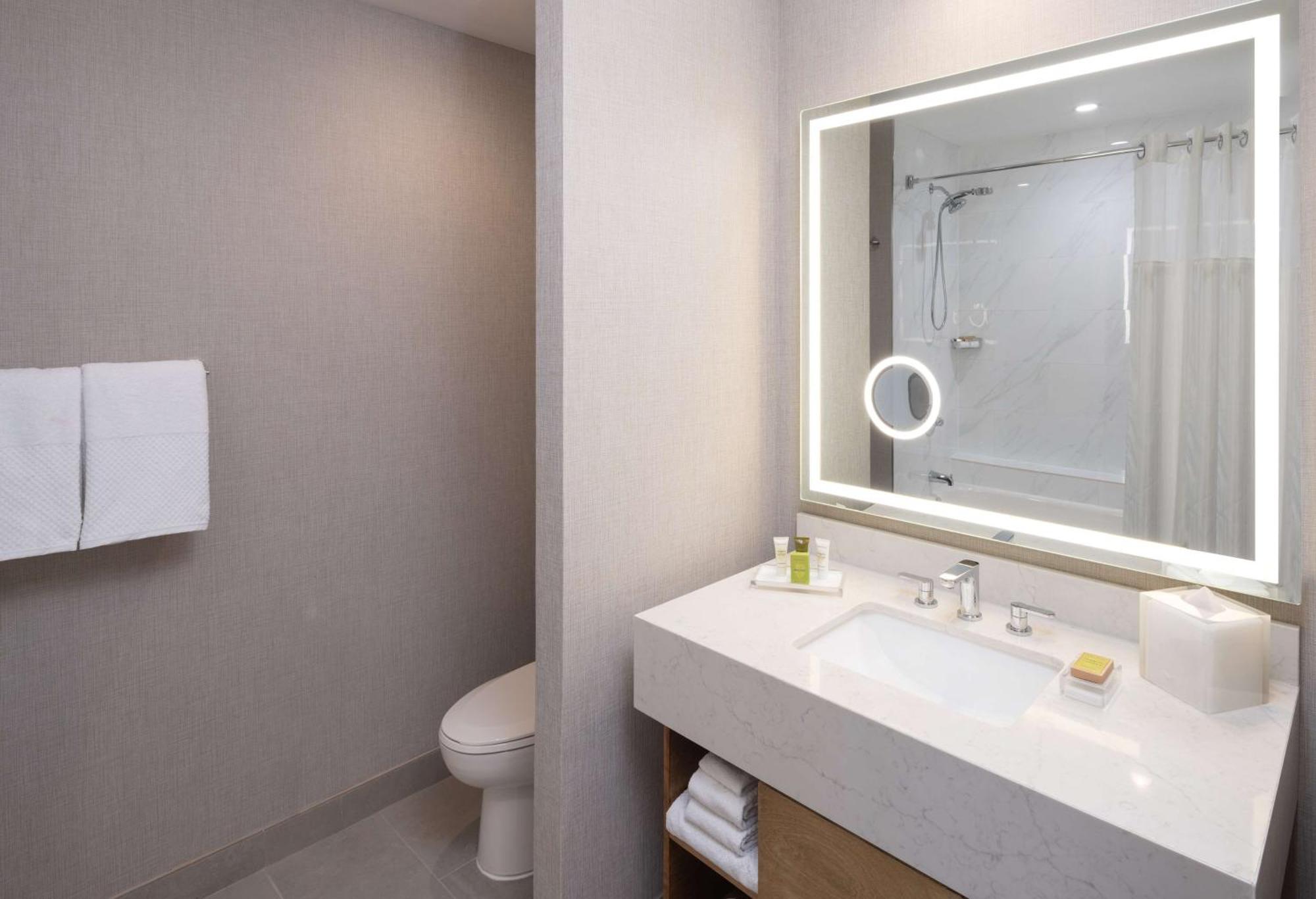 Habitación con 2 camas grandes y bañera adaptada para personas de movilidad reducida