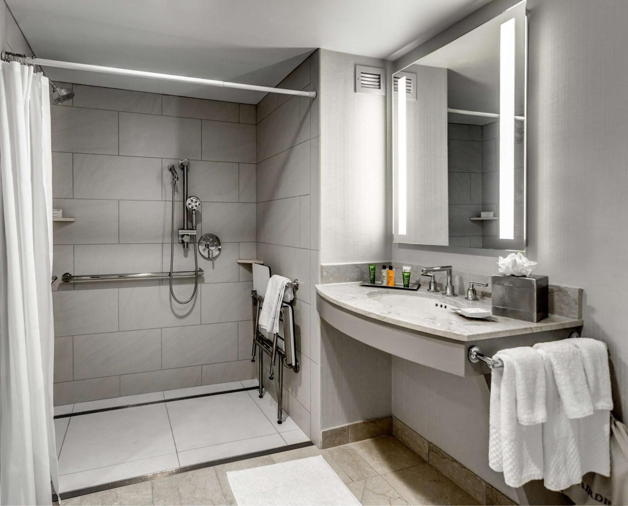 Habitación con cama extragrande y bañera accesible - Adaptada para personas con movilidad reducida