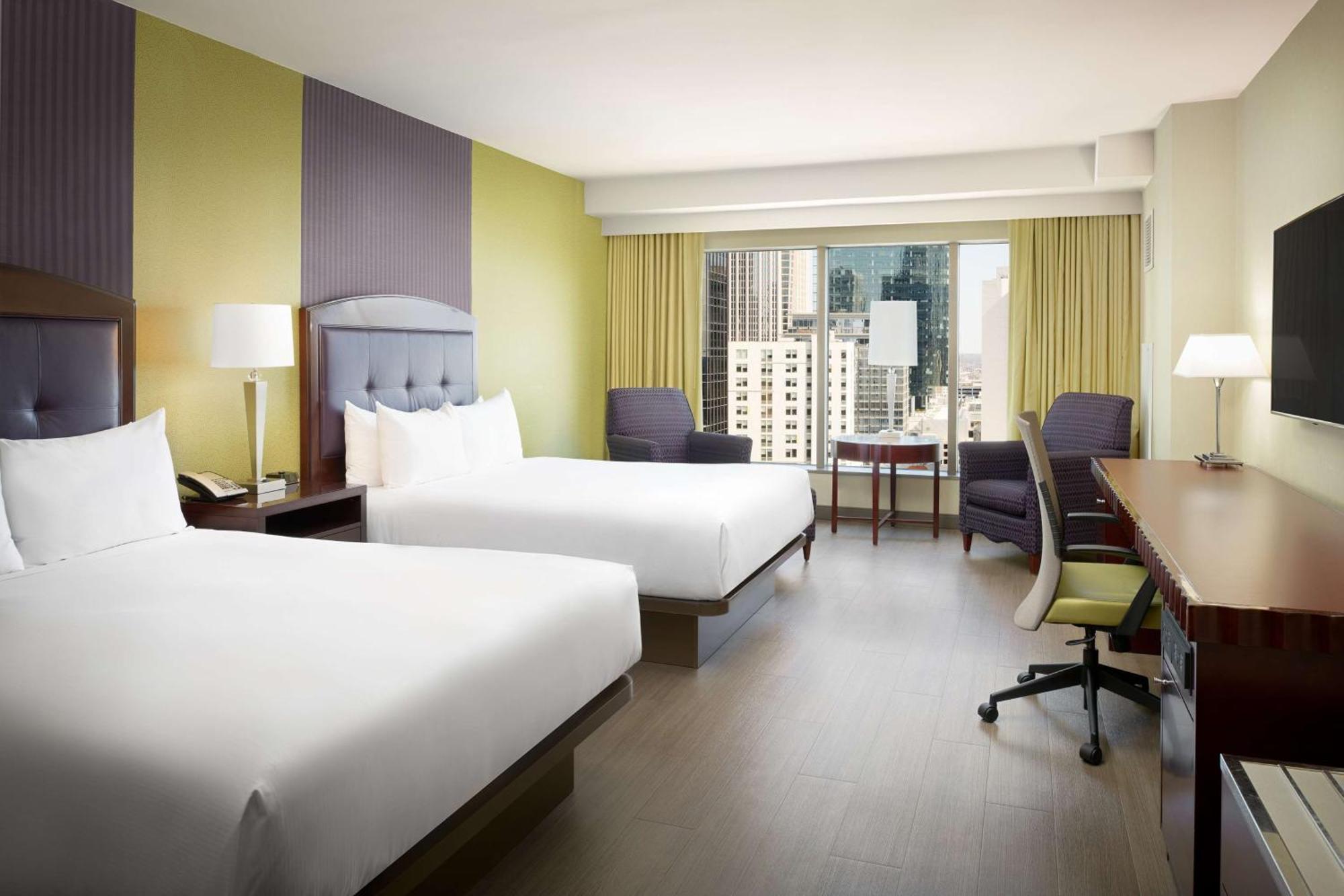 Deluxe Queen Zimmer mit zwei Queensize-Betten und Stadtblick