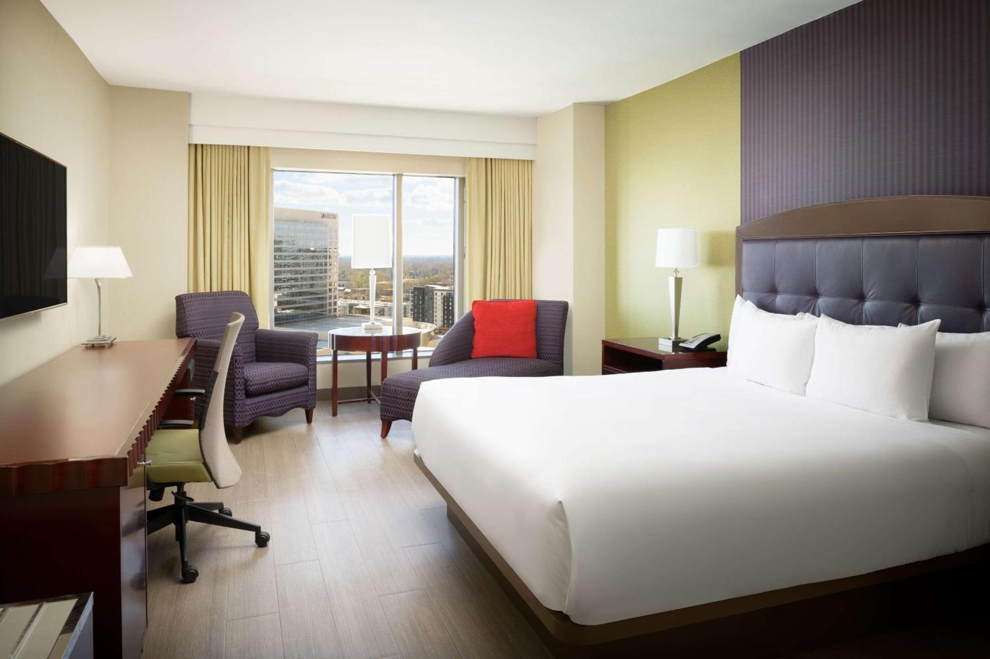 Deluxe Zimmer mit Kingsize-Bett und Stadtblick