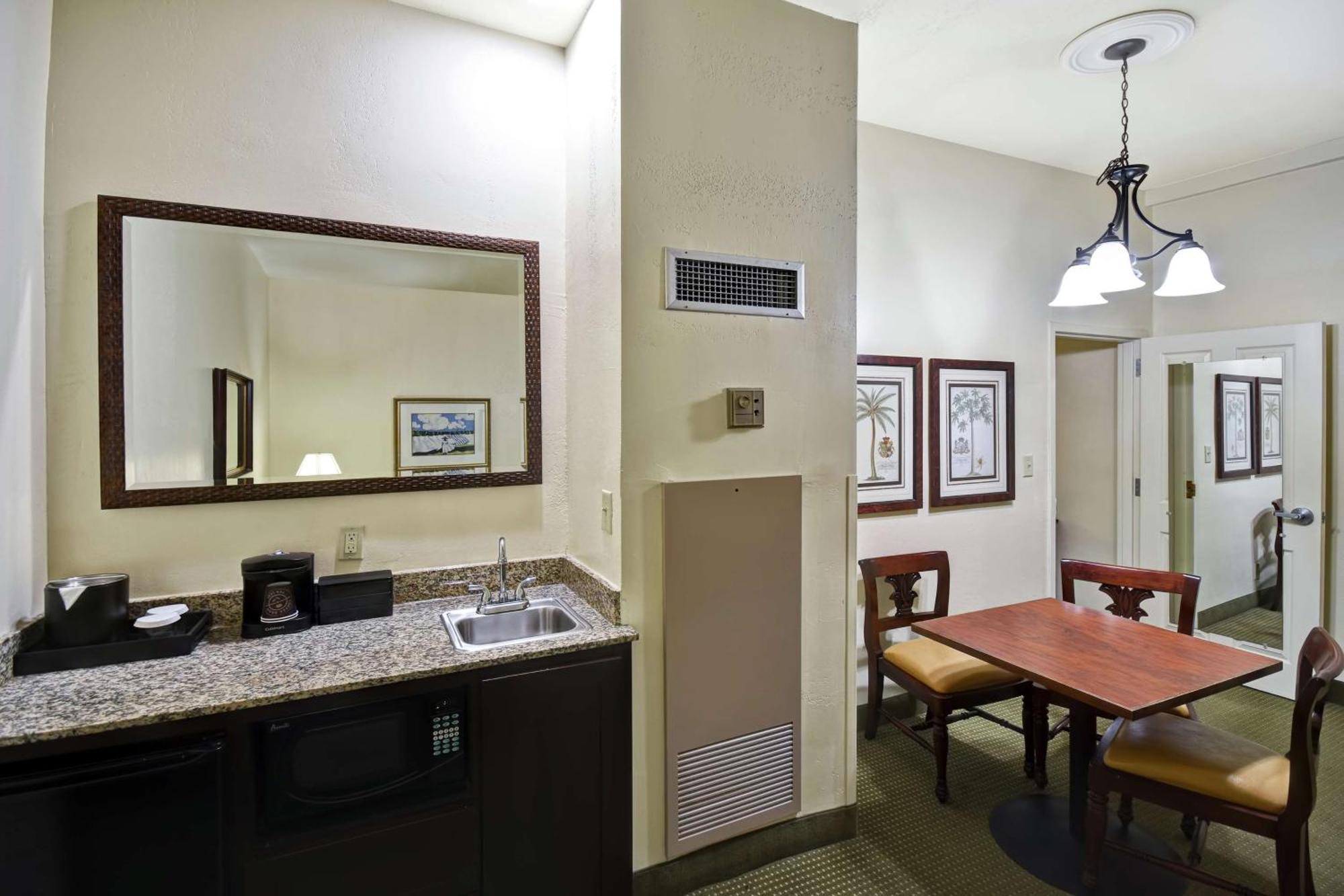Queen Suite Disability Hearing Access or Non-Smoking,1557818326:JPEG