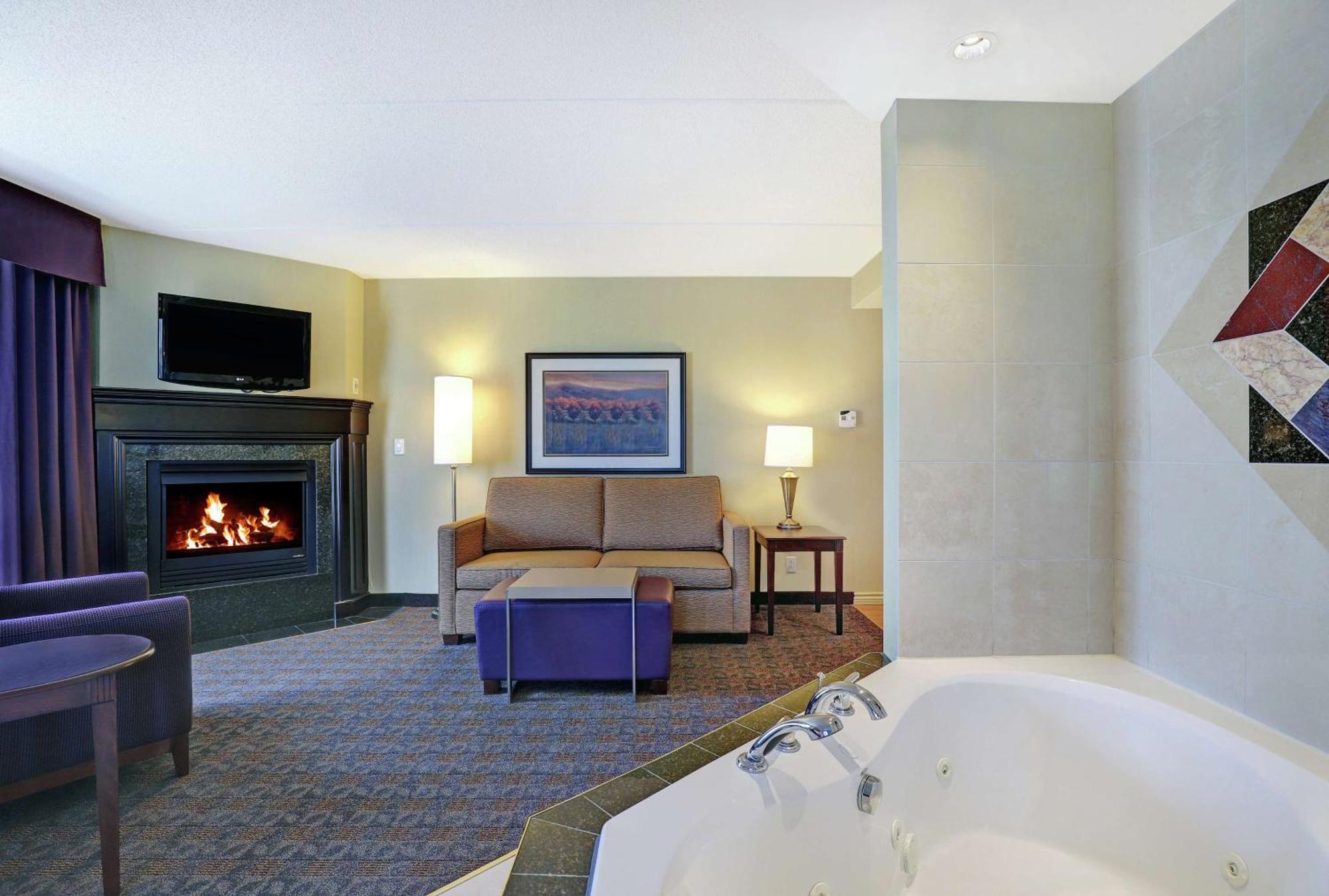 King Studio Suite with Whirlpool - Non-Smoking