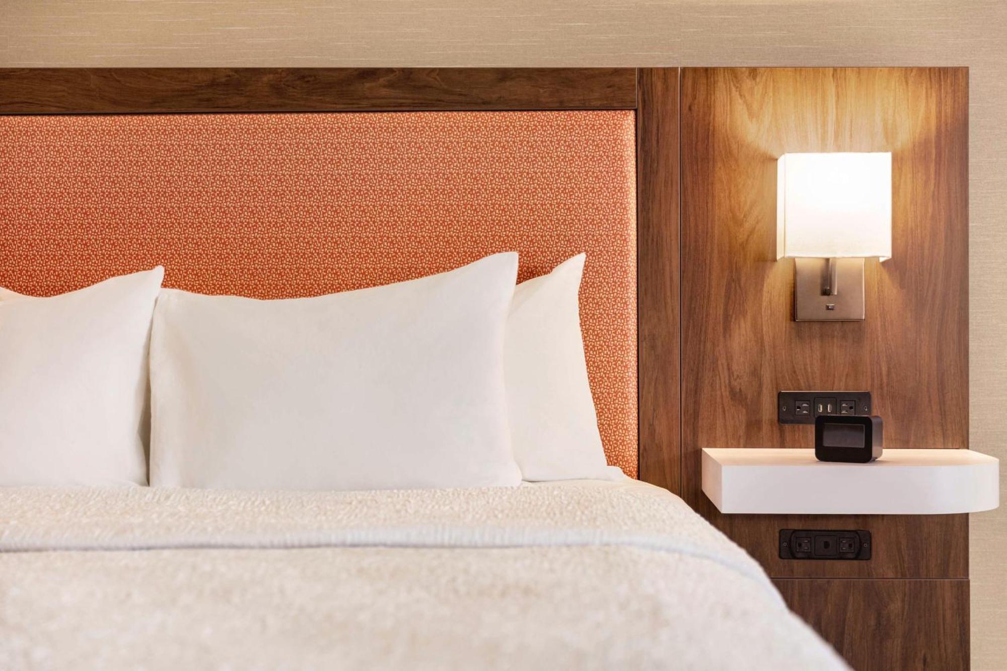 King Room with King Bed - Non-Smoking