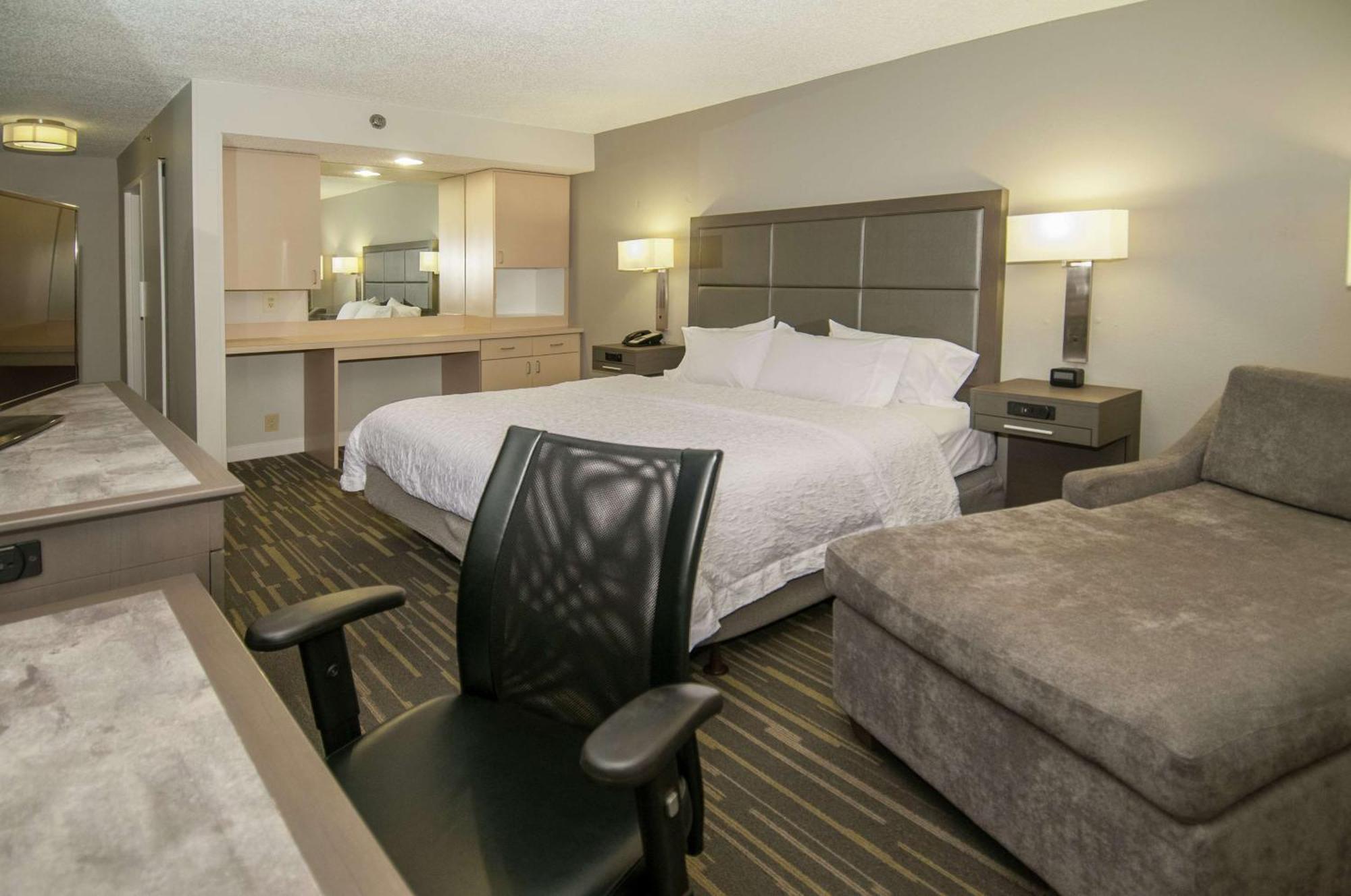 King Room with King Bed - Non-Smoking