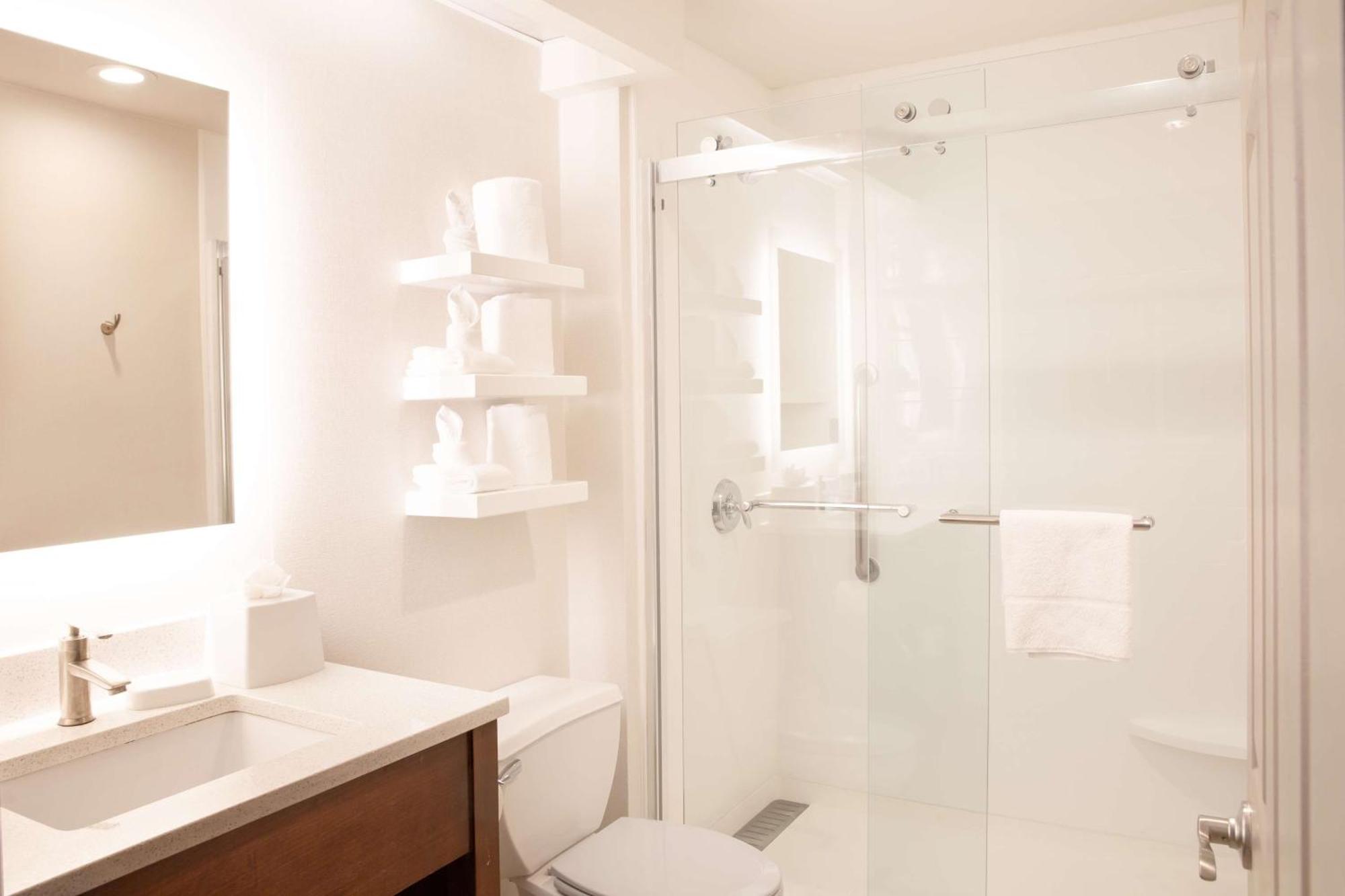 Suite de 2 dormitorios con cama grande y cocina