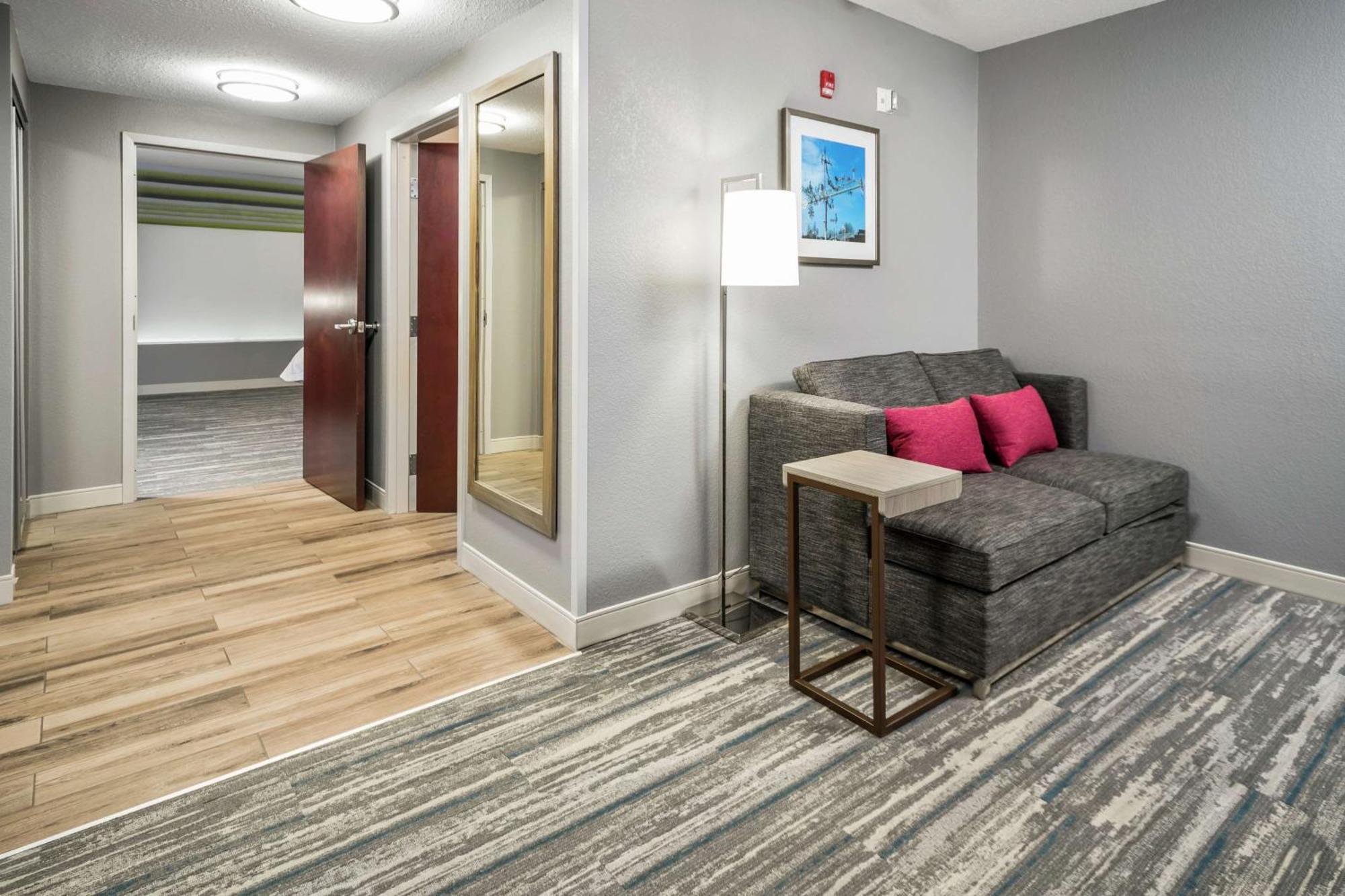 One-Bedroom King Suite with Sofa Bed - Non-Smoking