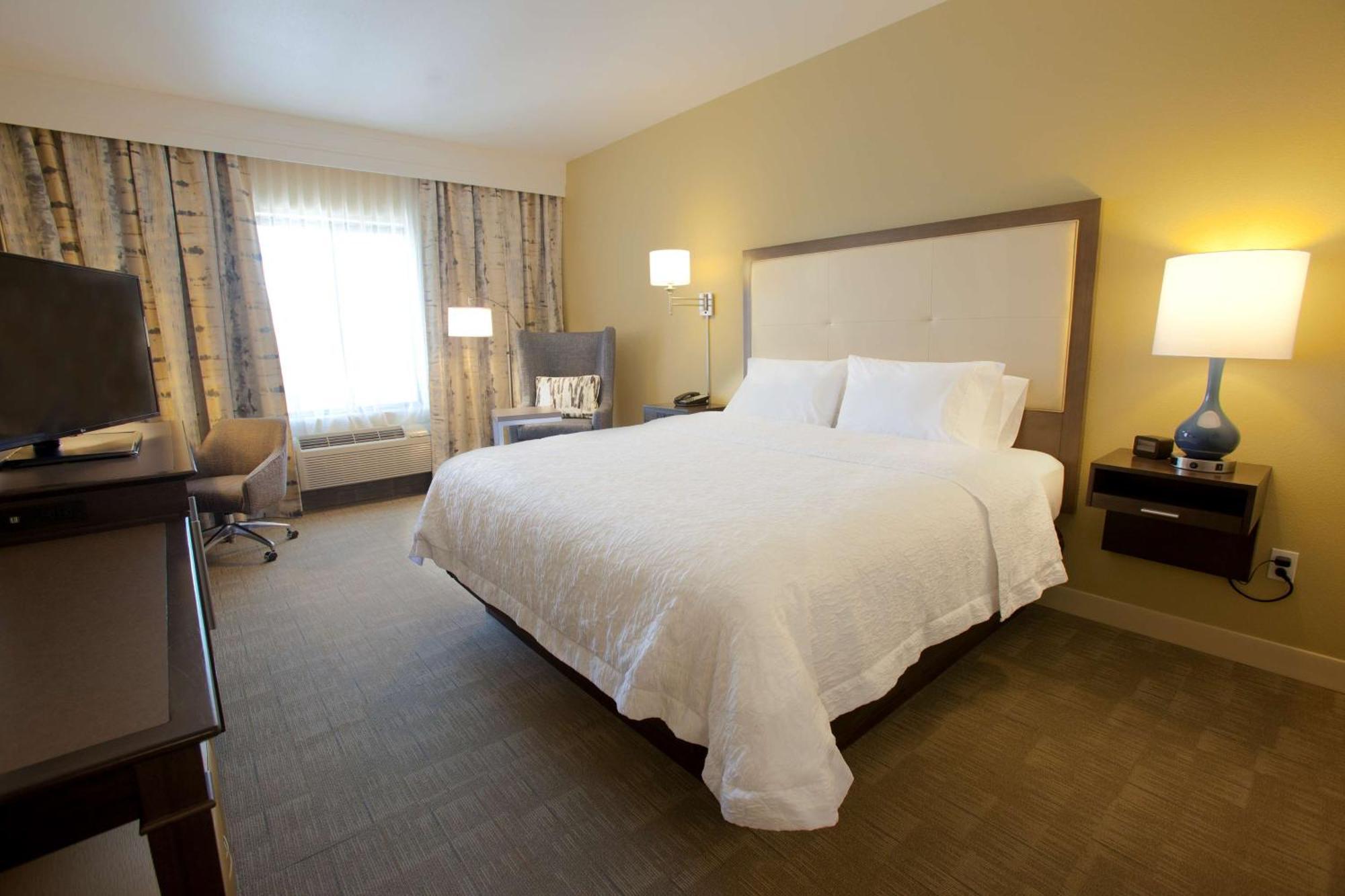 King Room with King Bed - Non-Smoking