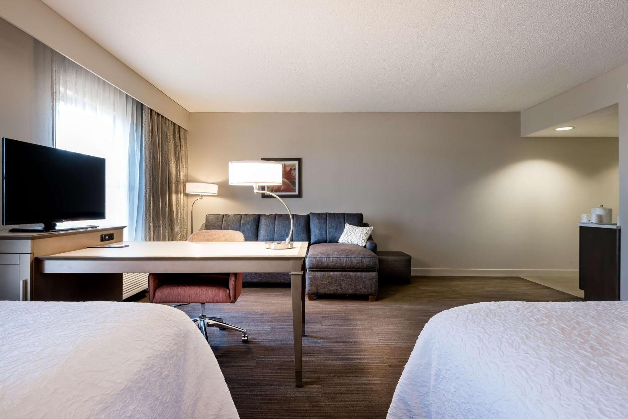 Non-Smoking Queen Oversize Room