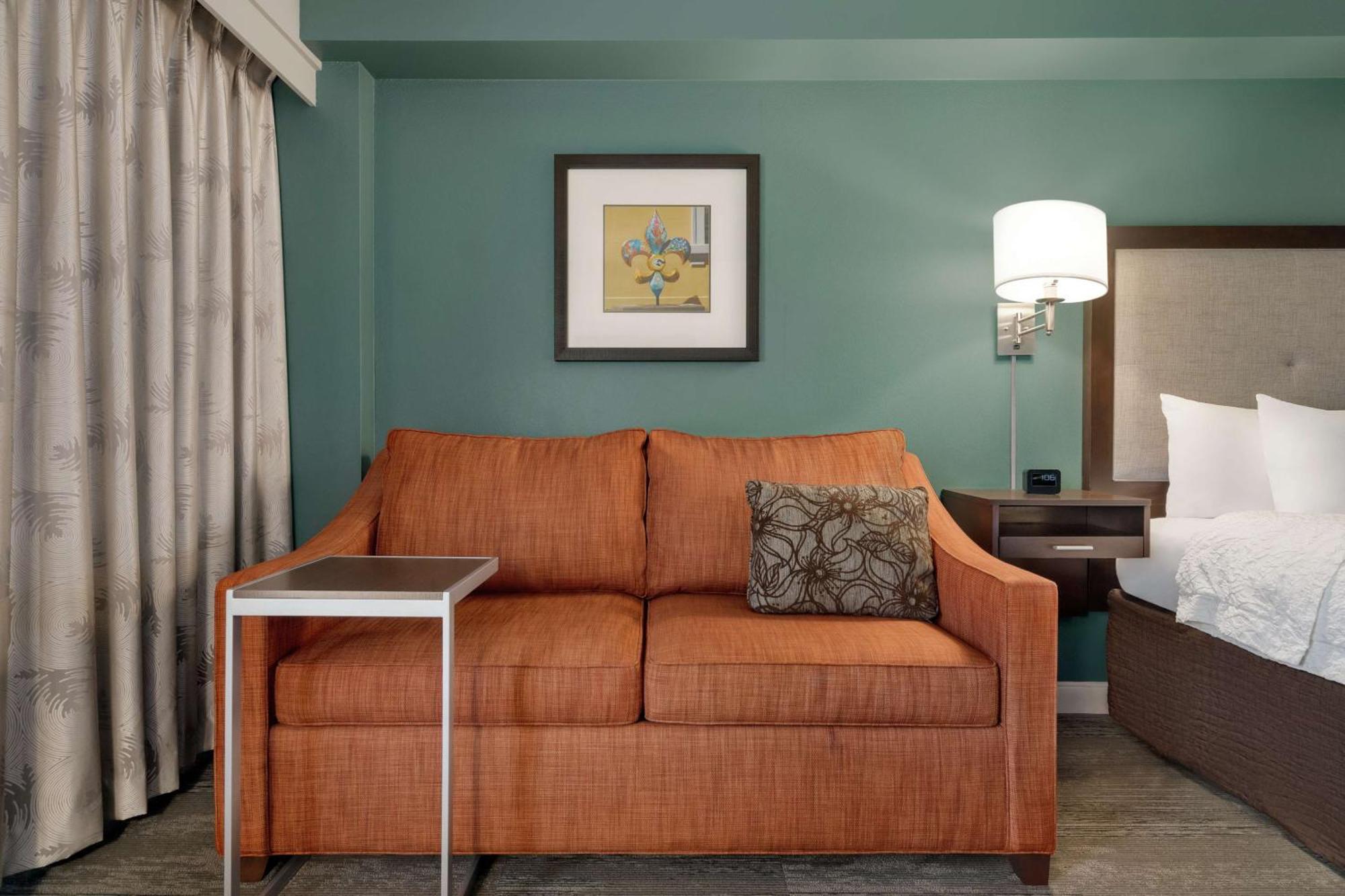 Chambre Lit King-Size avec Four Micro-Ondes et Réfrigérateur