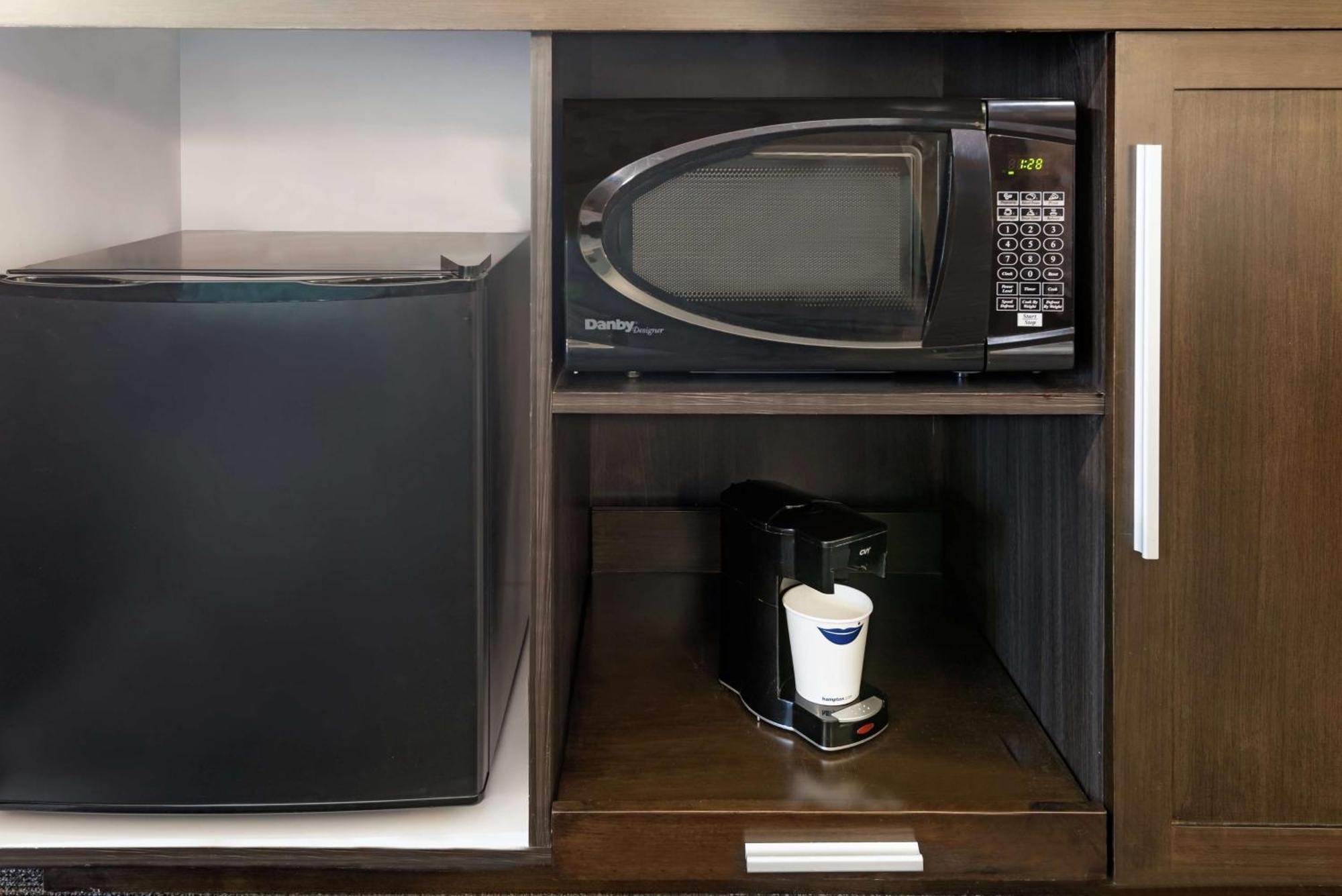 Quarto com Cama King-size e Banheiro Adaptado - Acessível para Hóspedes com Mobilidade Reduzida/Não Fumantes