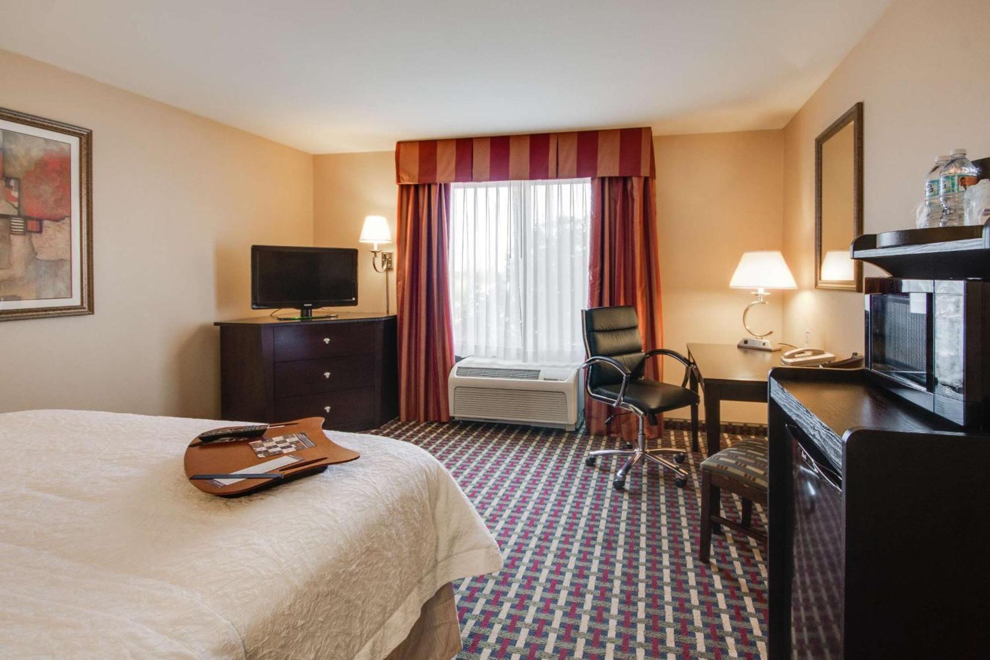 King Room with King Bed - Non-Smoking