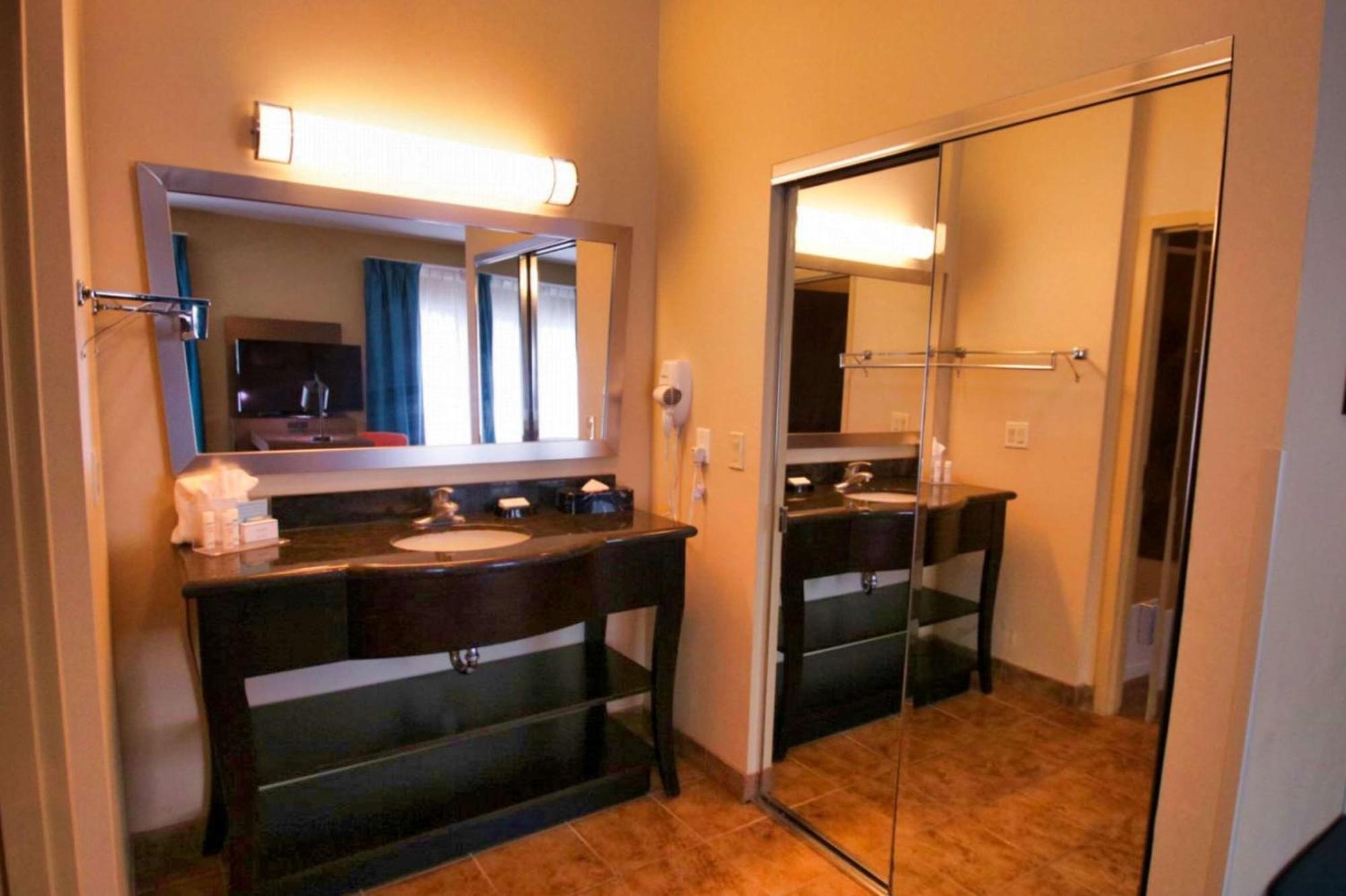 King Studio Suite - Non-Smoking