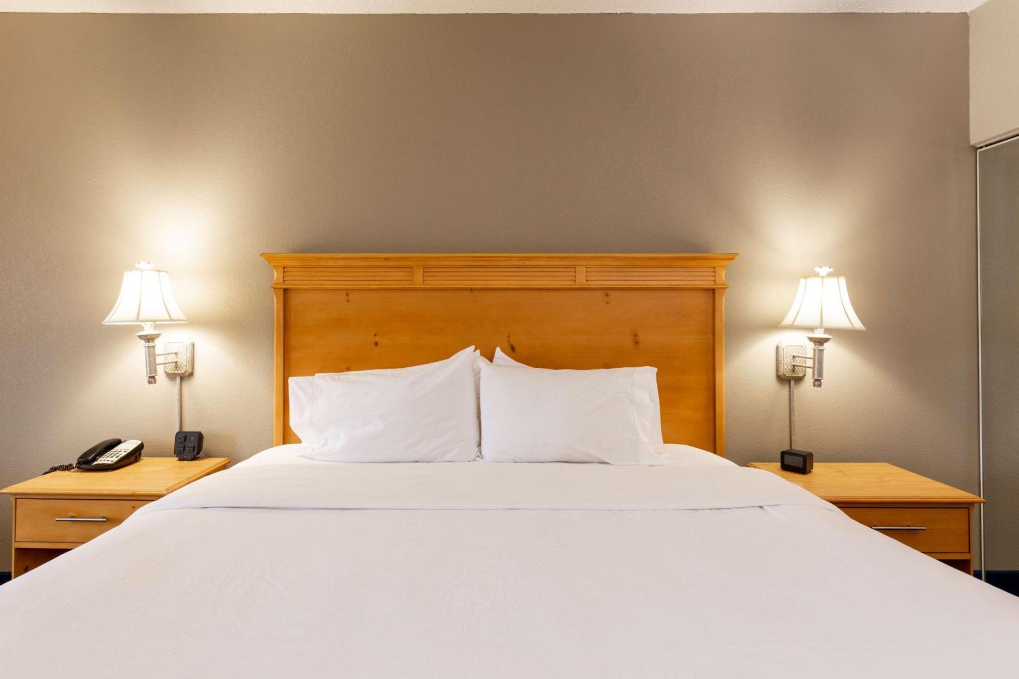King Room with King Bed - Non-Smoking