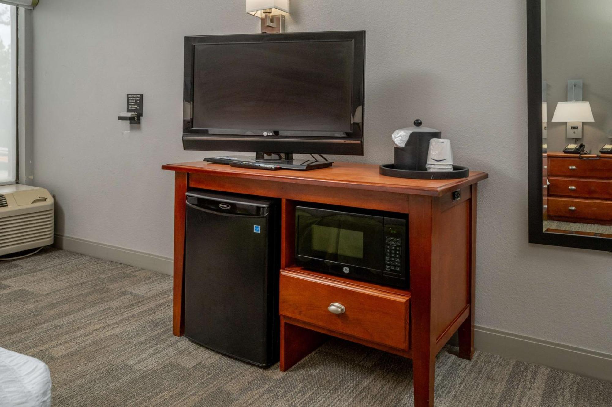 Queen Room with Mobility Access/Non-Smoking