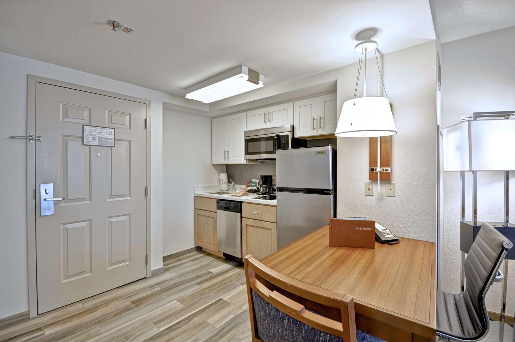 One-Bedroom Queen Suite - Non-Smoking
