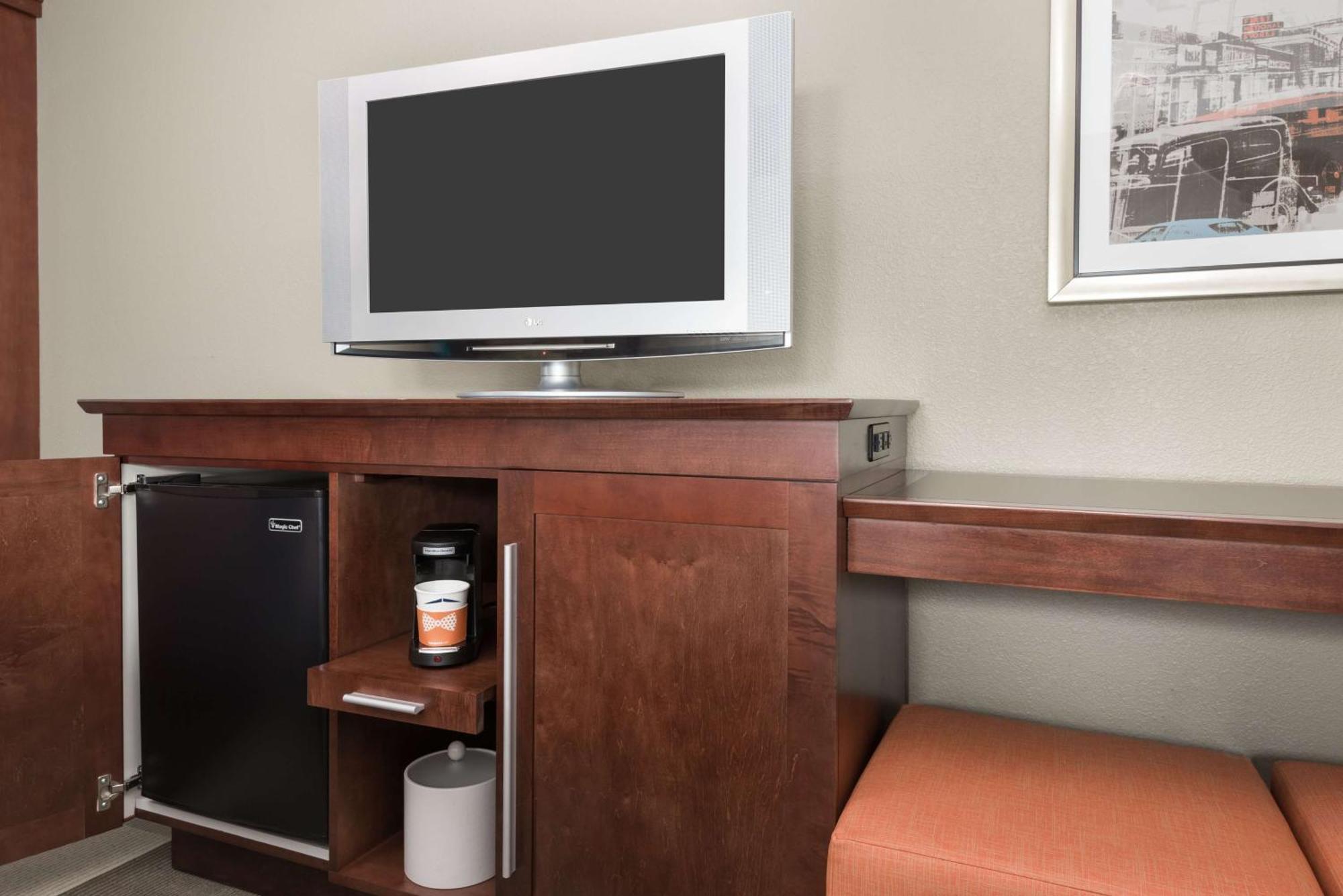 King Room with King Bed - Non-Smoking