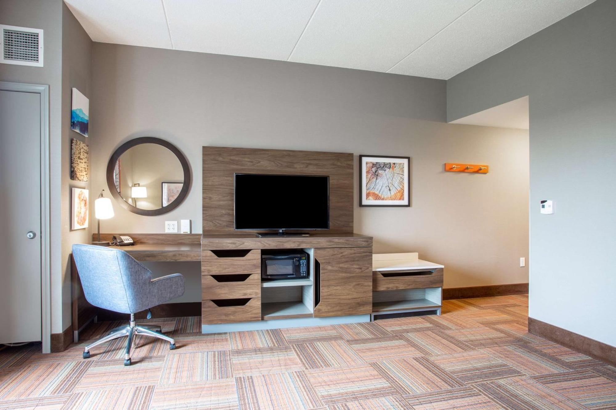 King Deluxe Room with Whirlpool Tub