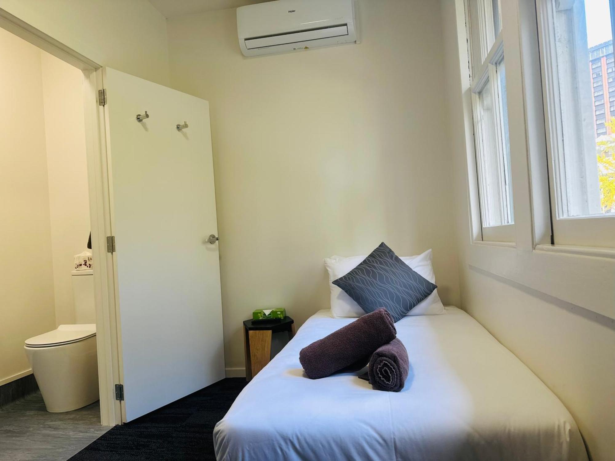 Single Room,1558321429:JPEG
