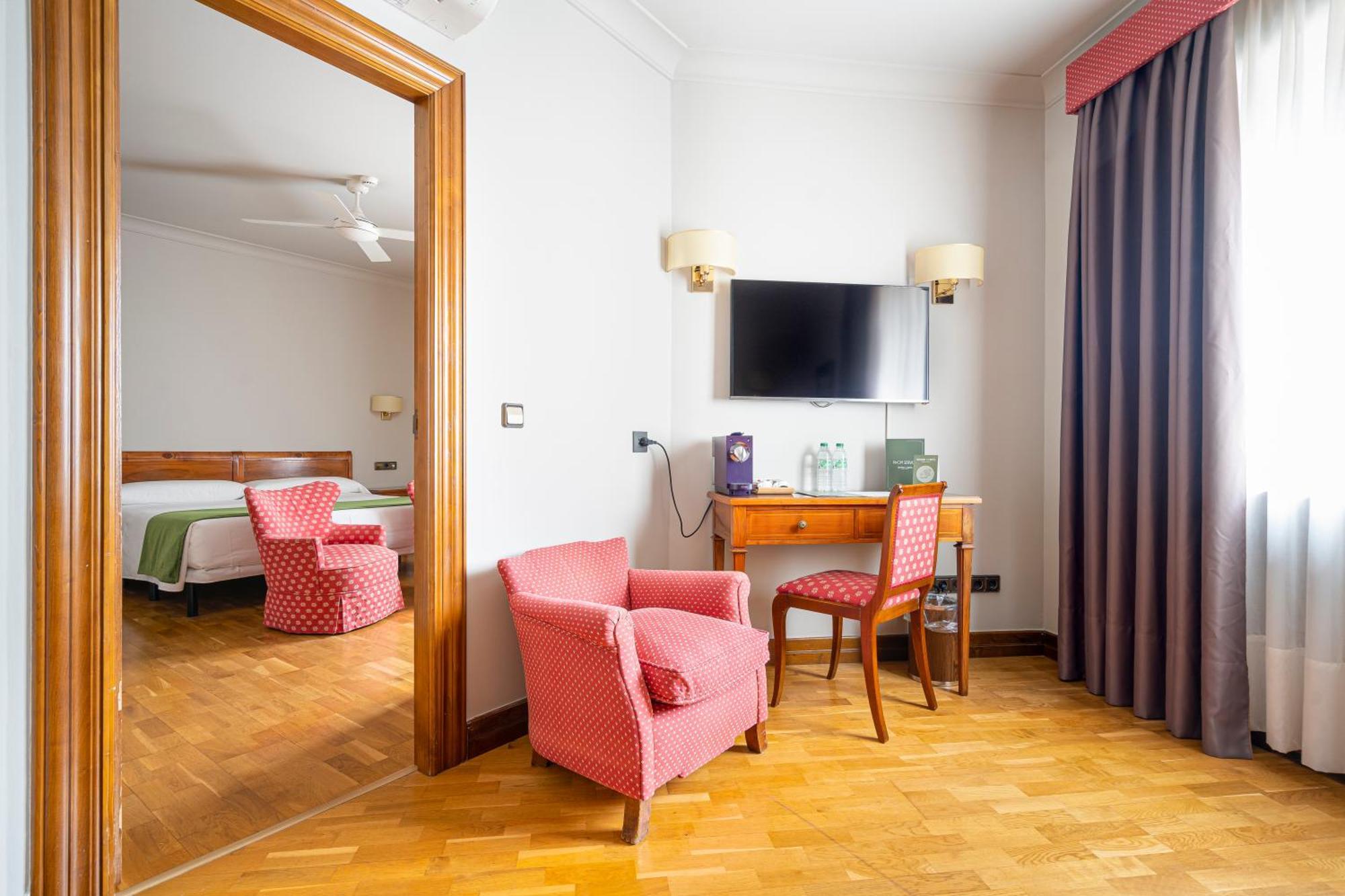 Family Suite (2 Adults + 1 Child)