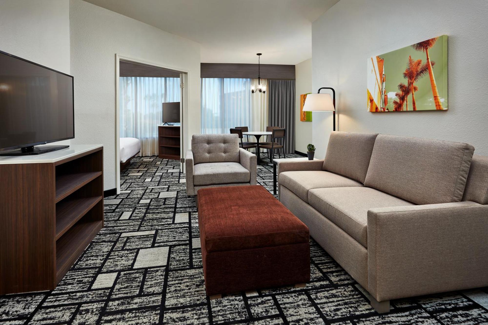 Larger King Room with Spa Bath and Wet Bar - Non-Smoking