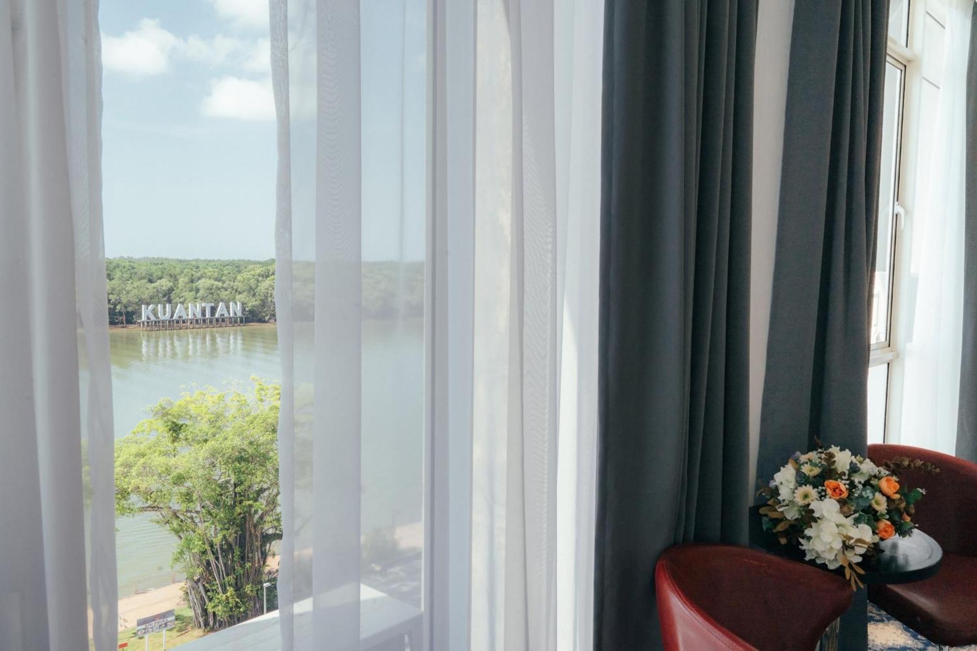 Premier Deluxe King with River View