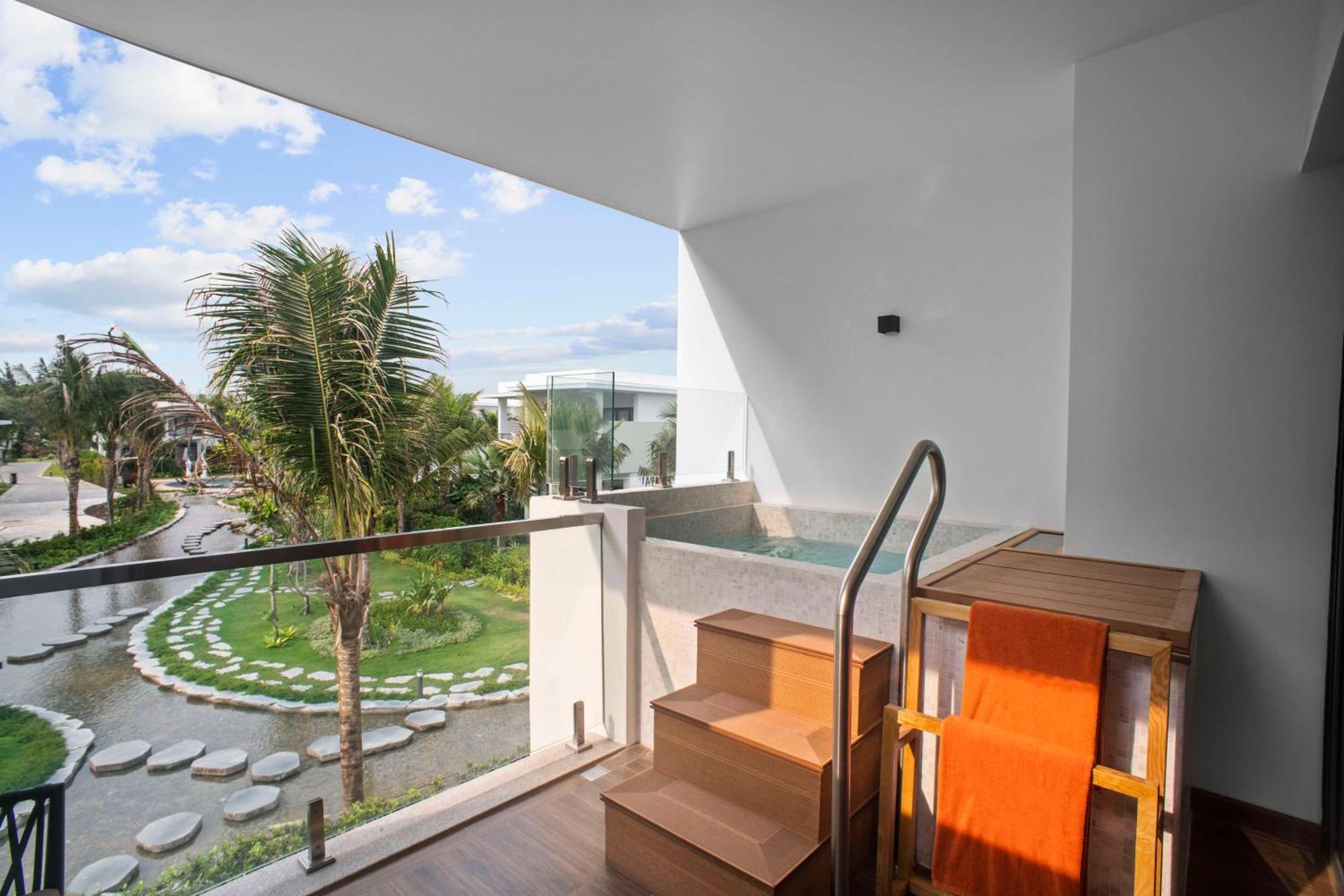 Three-Bedroom Villa with Private Pool and Outdoor Jacuzzi - Complimentary Daily Replenished Minibar