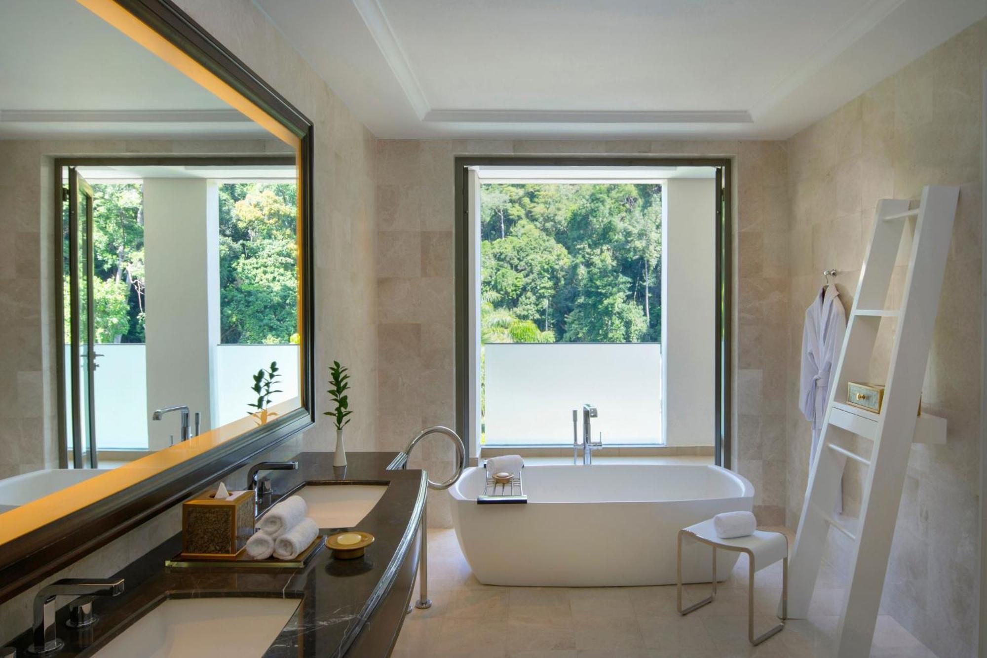 1 King Bed, Sea View, Rainforest View, Corner, Panoramic Suite