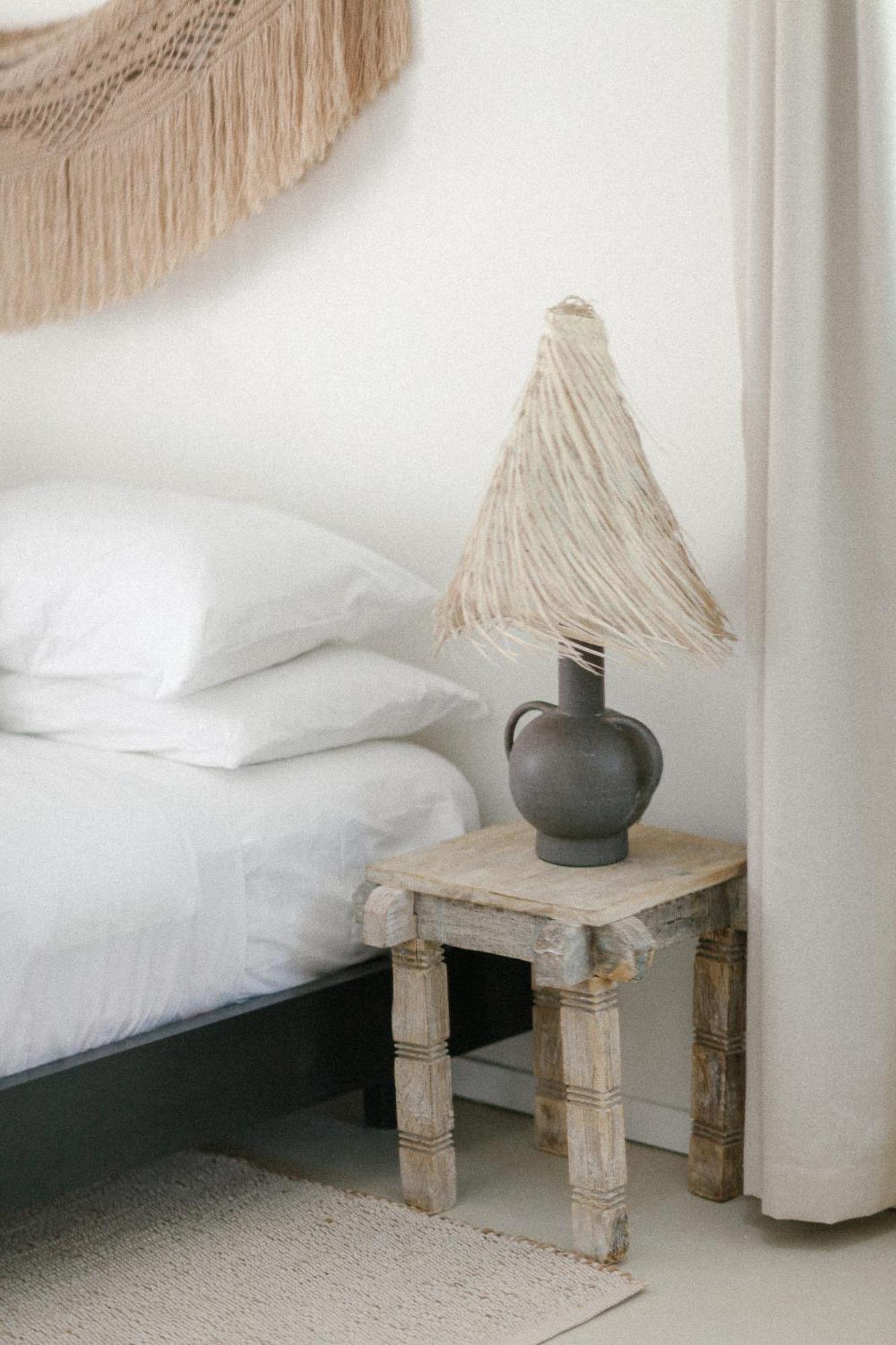 Quarto com Cama King-size e Vista da Piscina