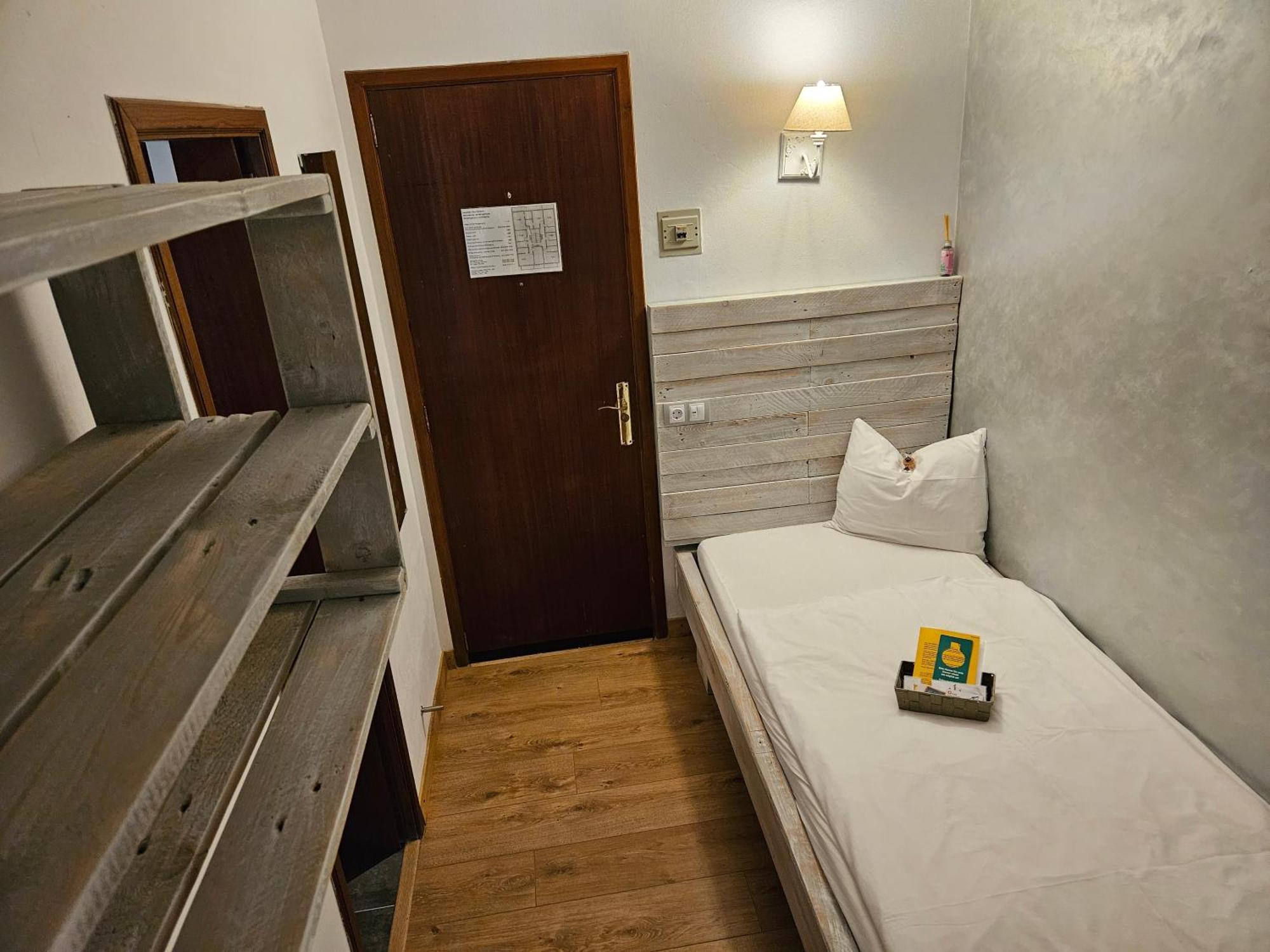 Budget Single Room,1559034982:JPEG