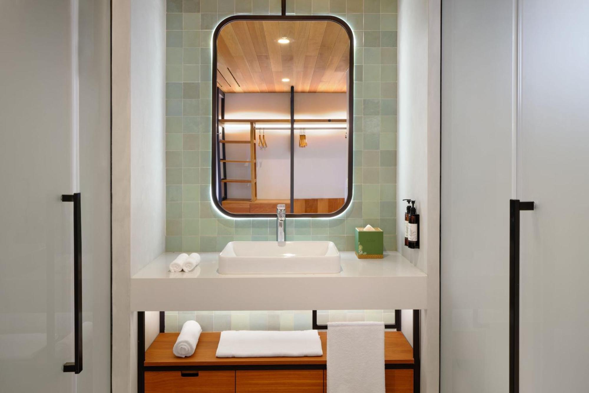 Junior Suite, Junior Suite, 1 King, Mountain view, Balcony