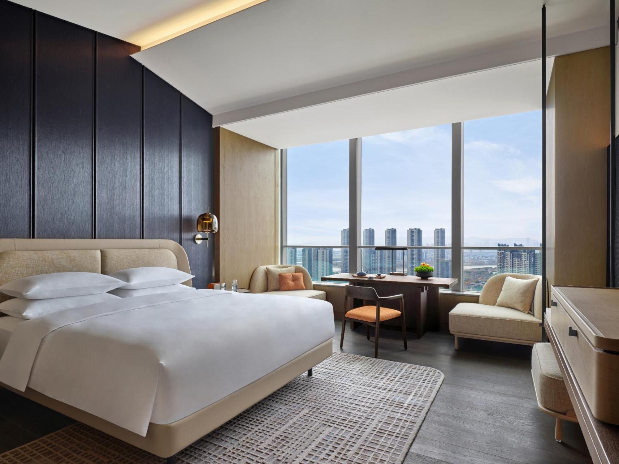 1 King Bed Deluxe Room with River View