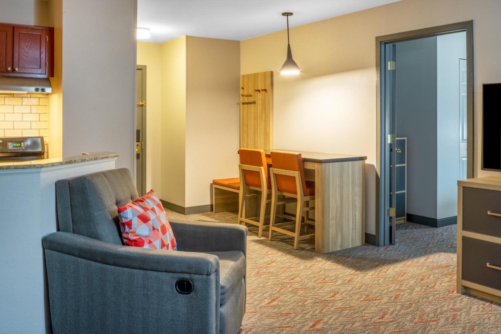 One-Bedroom Queen Suite