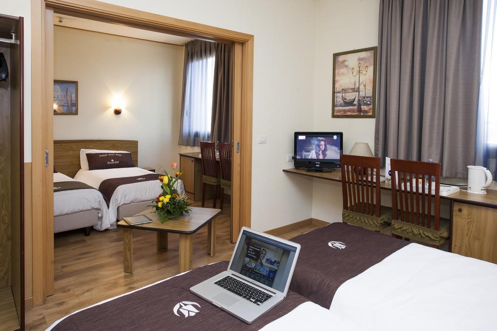 Standard Zimmer mit Queensize-Bett und 2 Schlafsofas