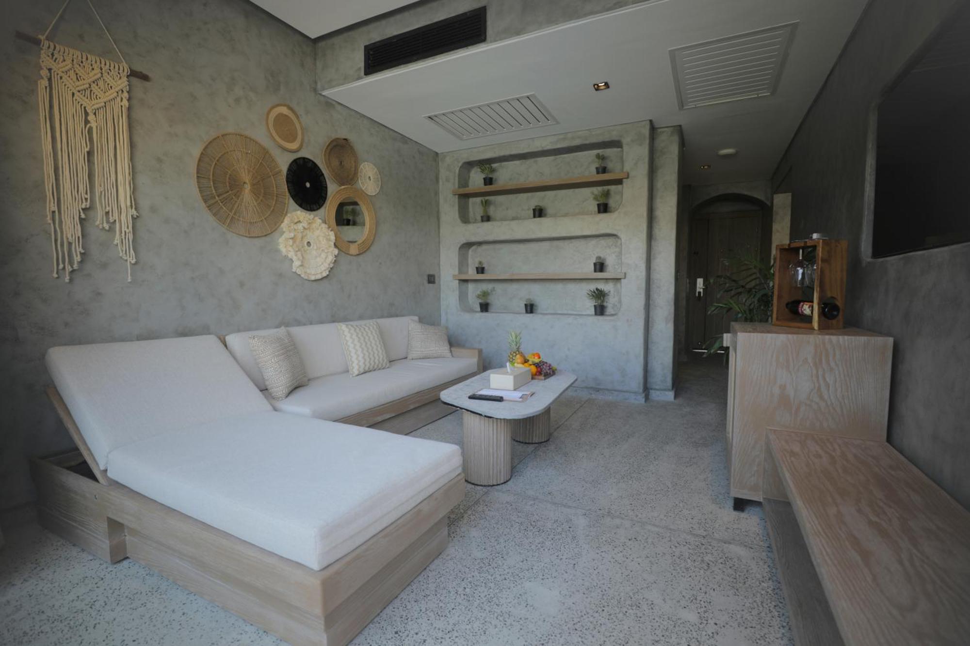 Pool Suite