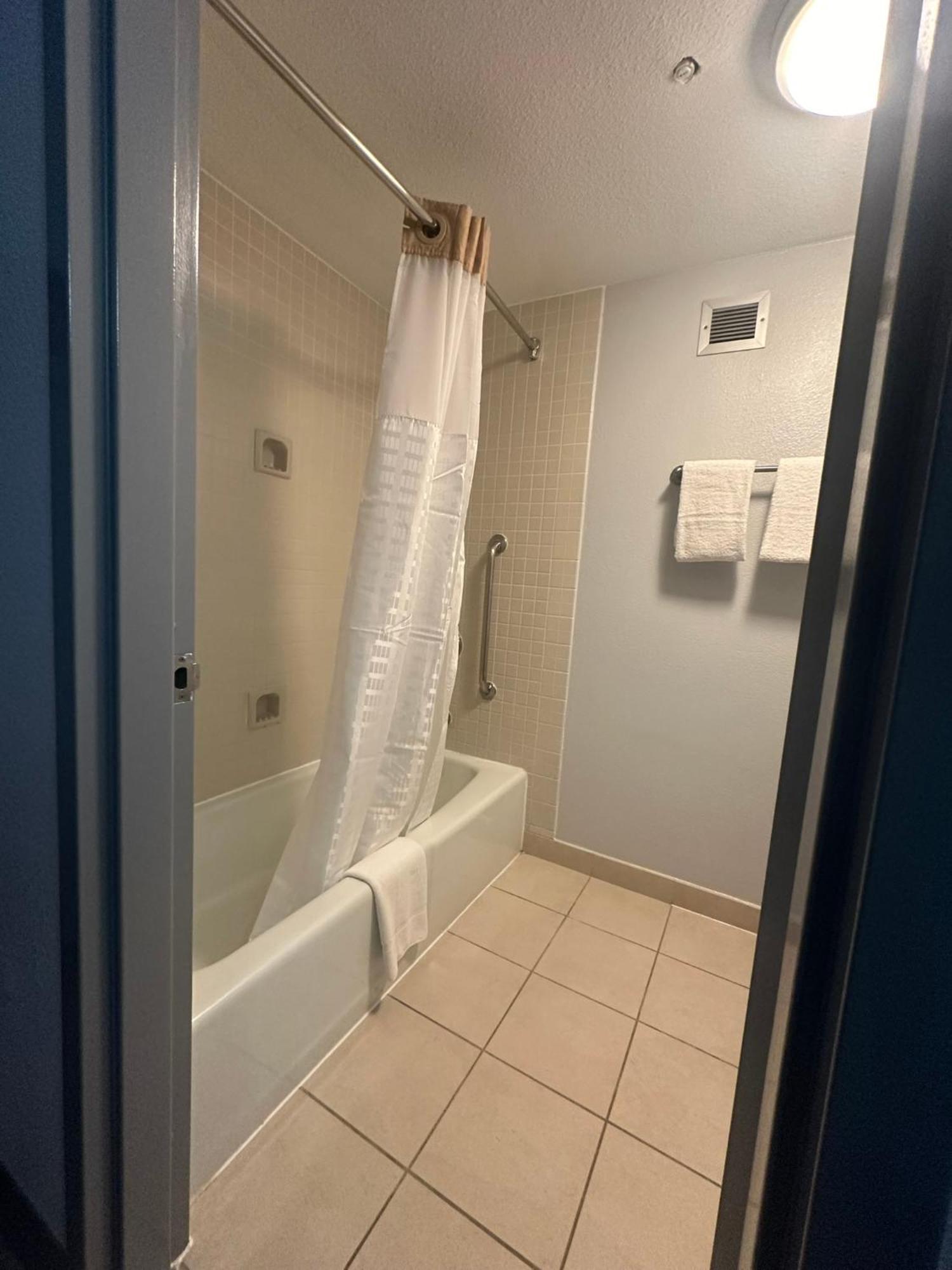 Habitación con bañera con barras de sujeción - 1 cama extragrande - Adaptada para personas con movilidad reducida - No fumadores