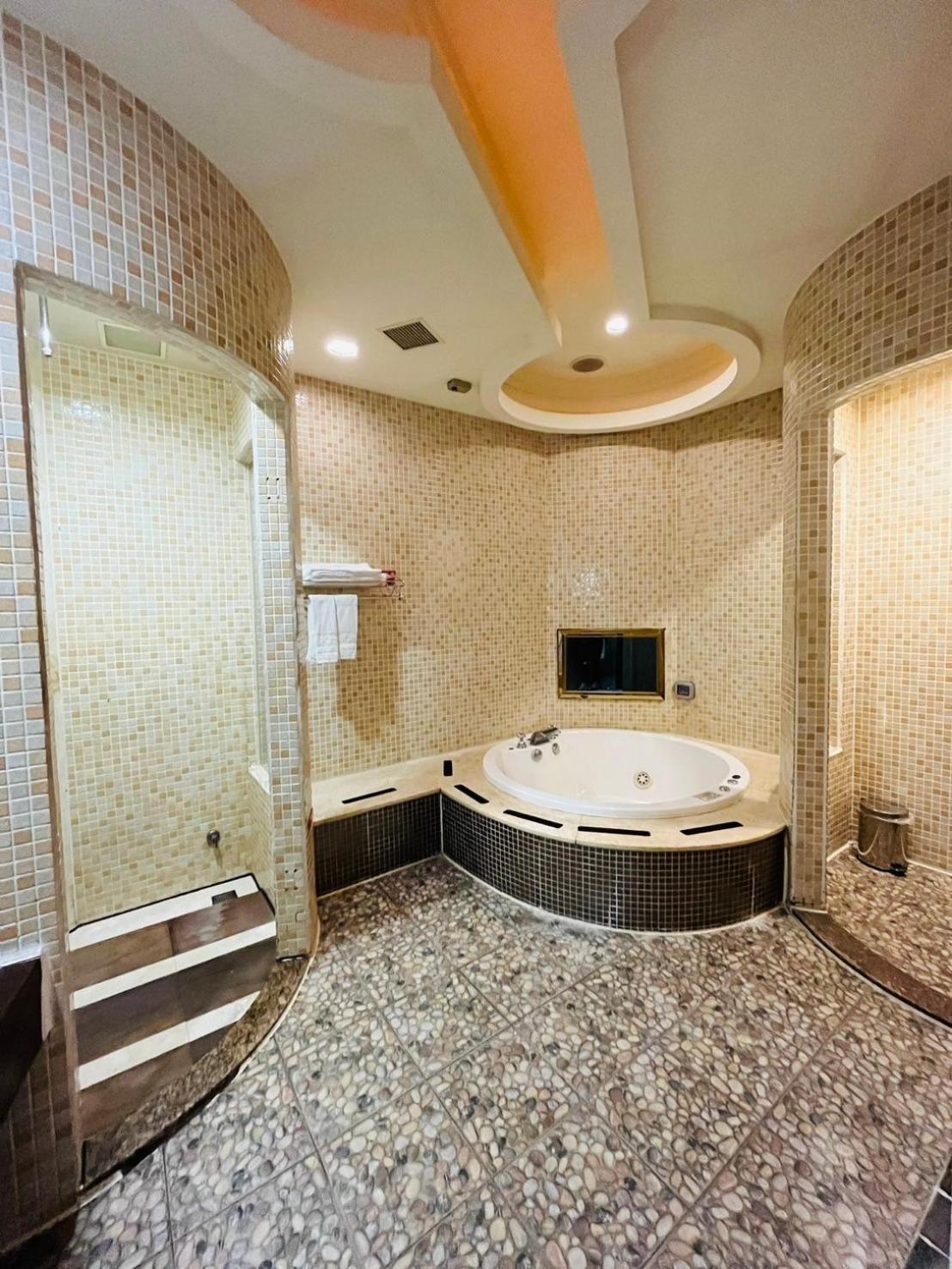 Round Double Bed Spa Bath,1563371830:JPEG