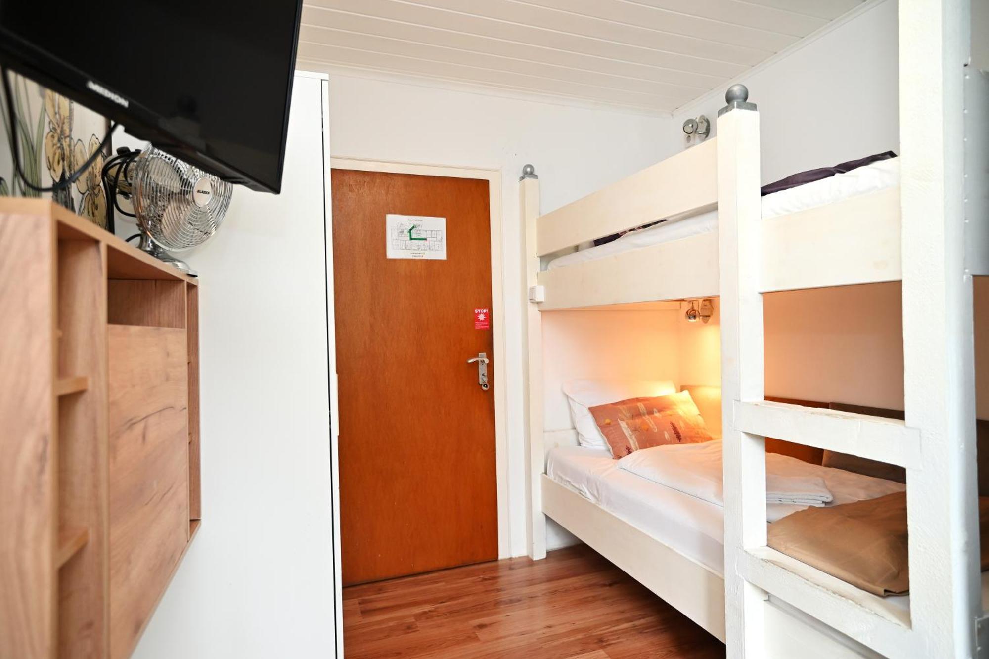 Tweepersoonskamer met 2 Aparte Bedden en Douche